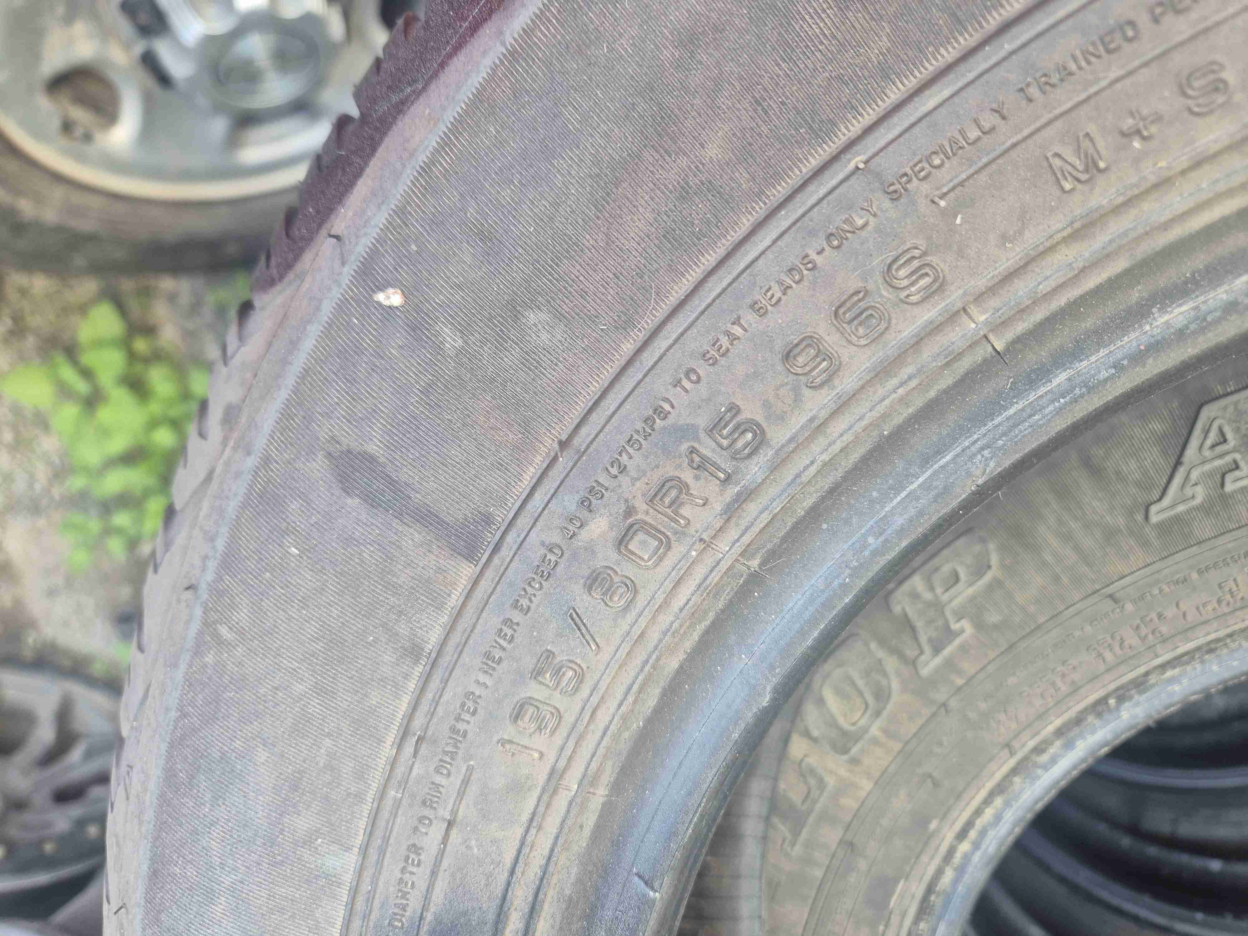 Neumático usado con buen dibujo - 2