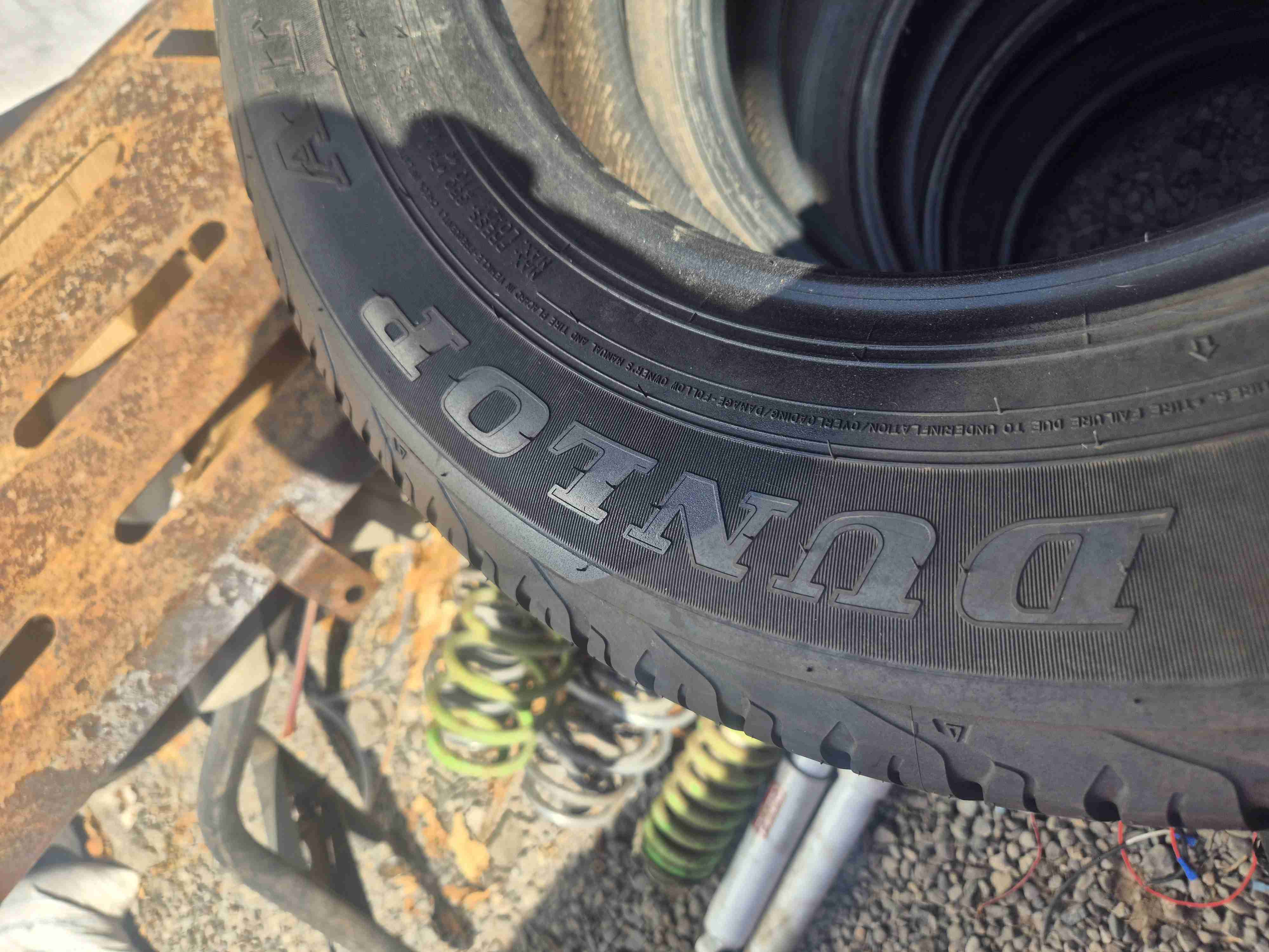 Neumático usado con buen dibujo - 3