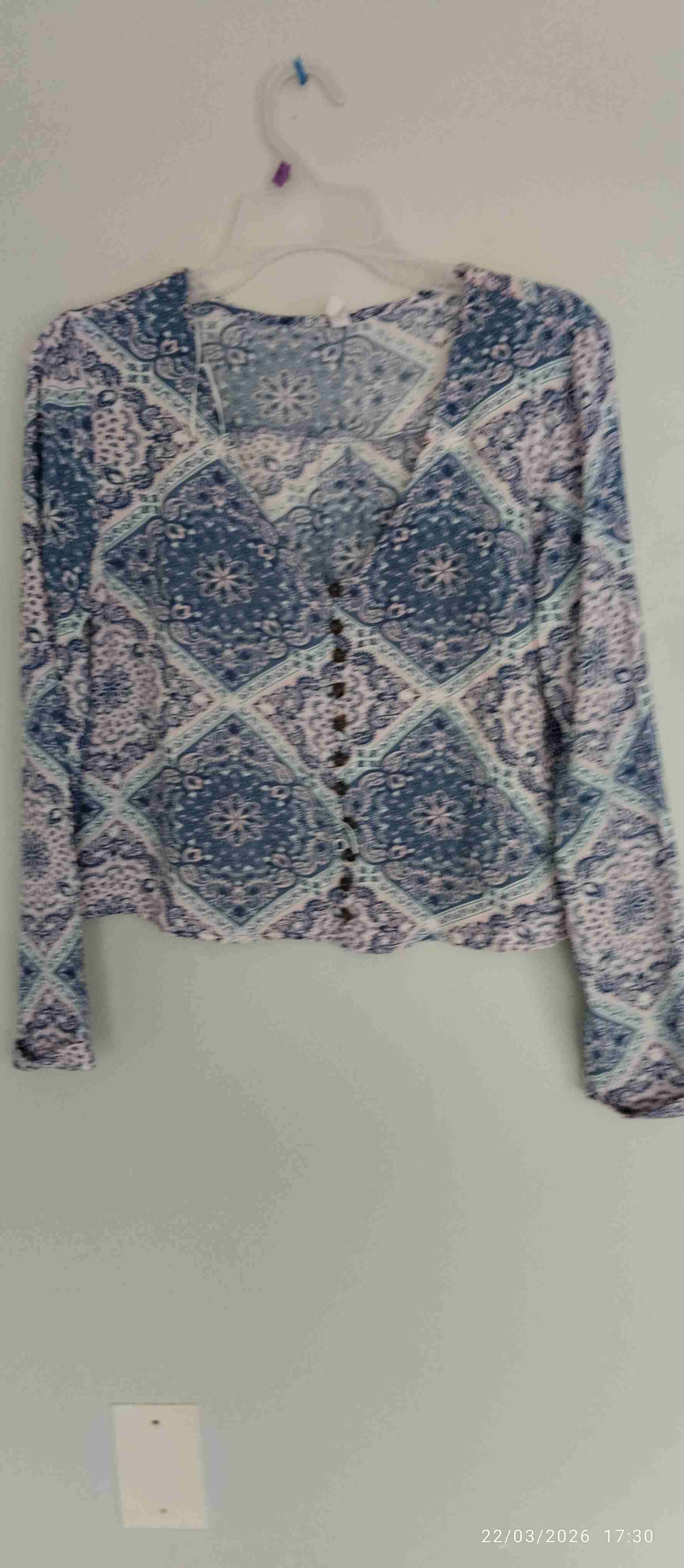 Blusa estampada azul de manga larga