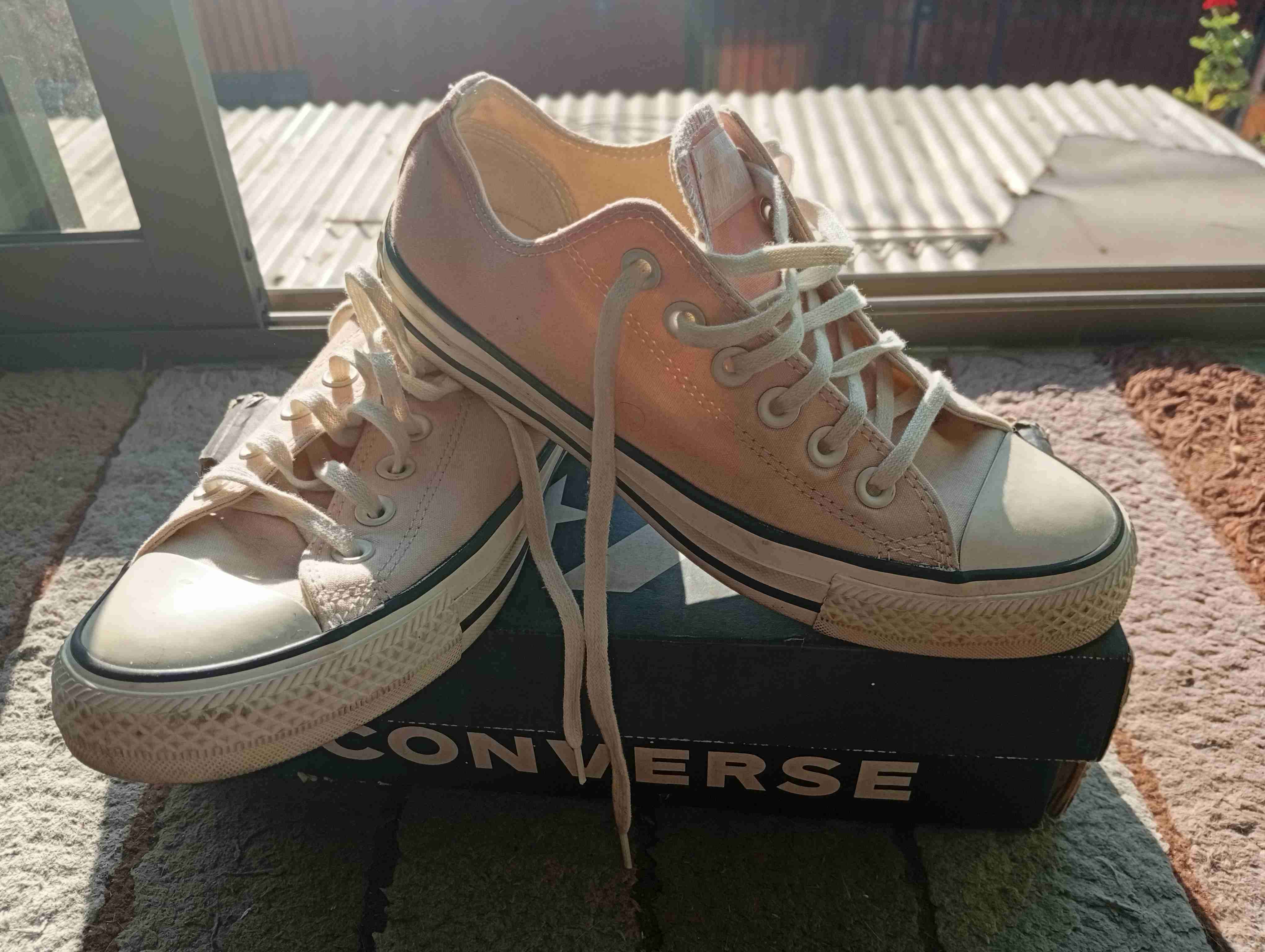 Zapatillas Converse blancas con rosado muy sutil - miniatura 1