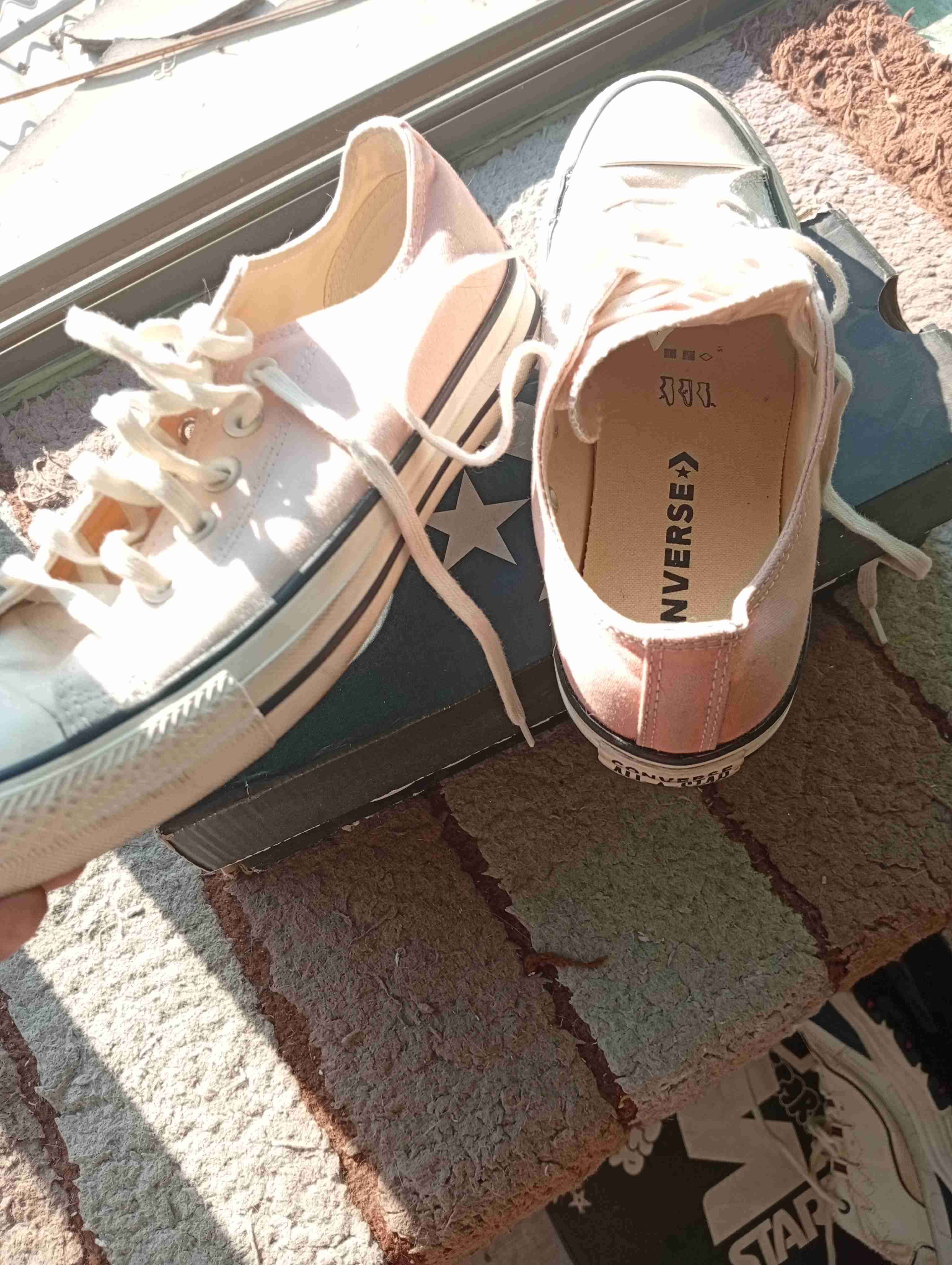 Zapatillas Converse blancas con rosado muy sutil - miniatura 2