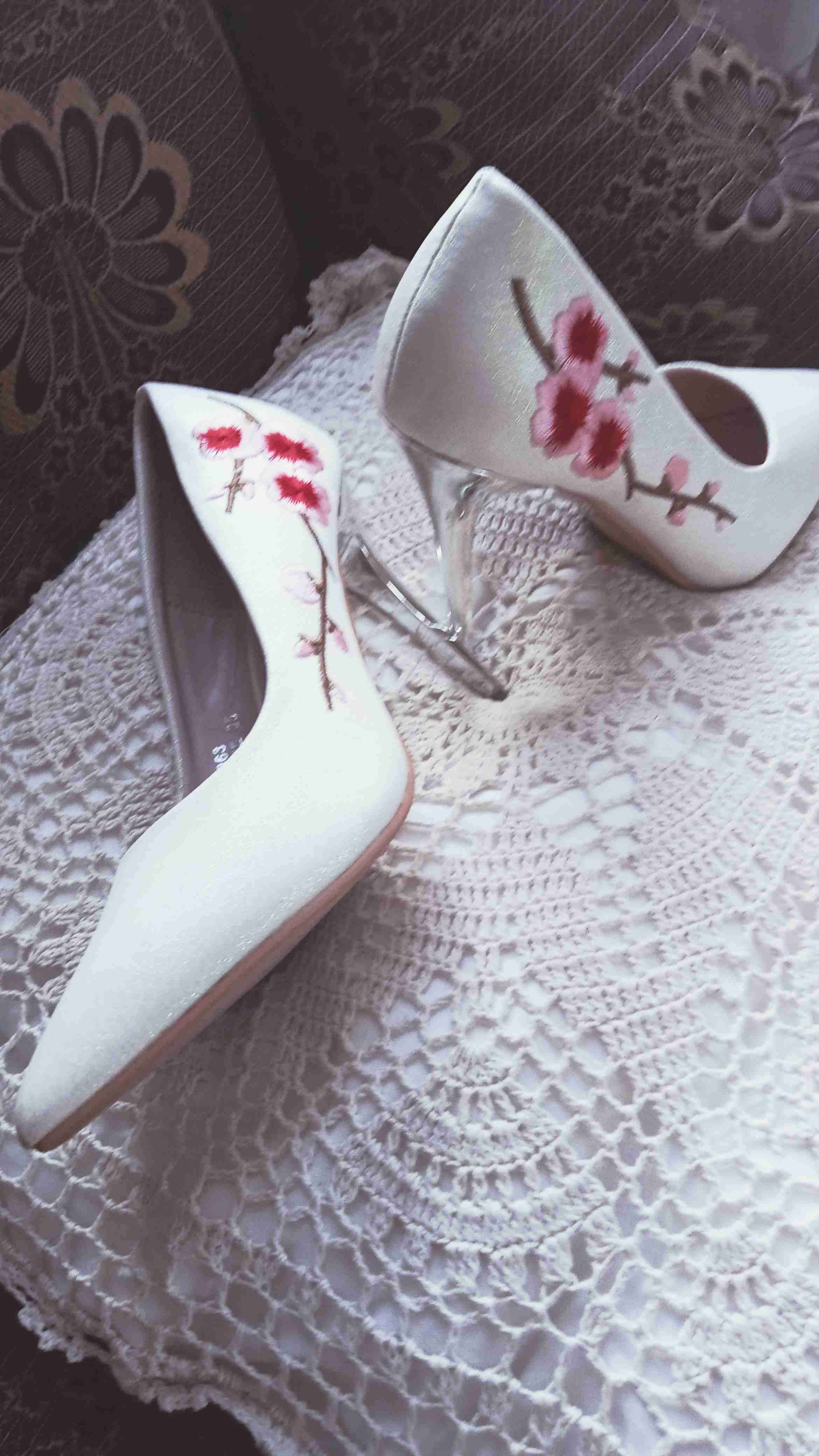 Tacones blancos bordados - miniatura 2