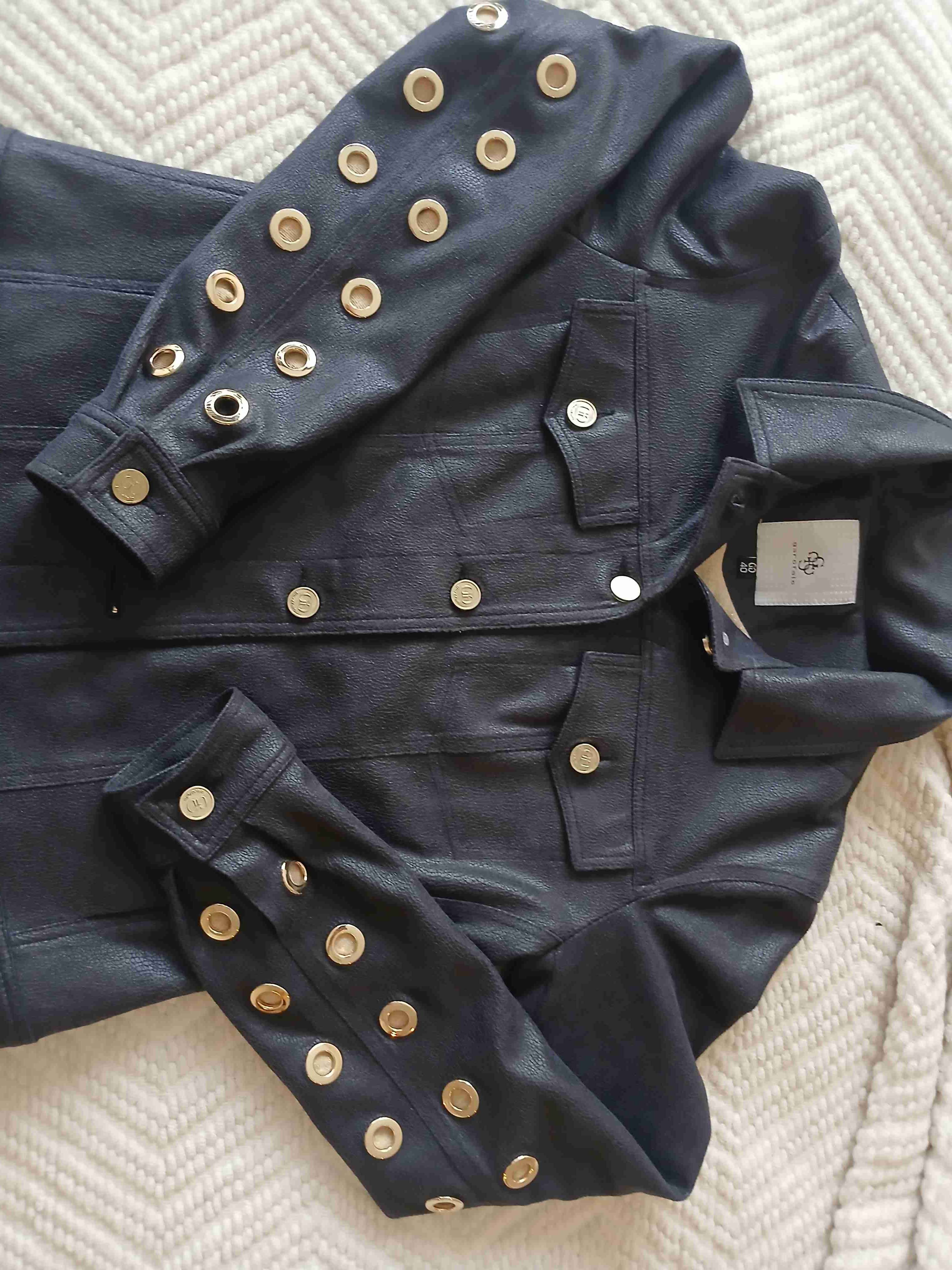 Chaqueta negra con ojetillos - miniatura 3