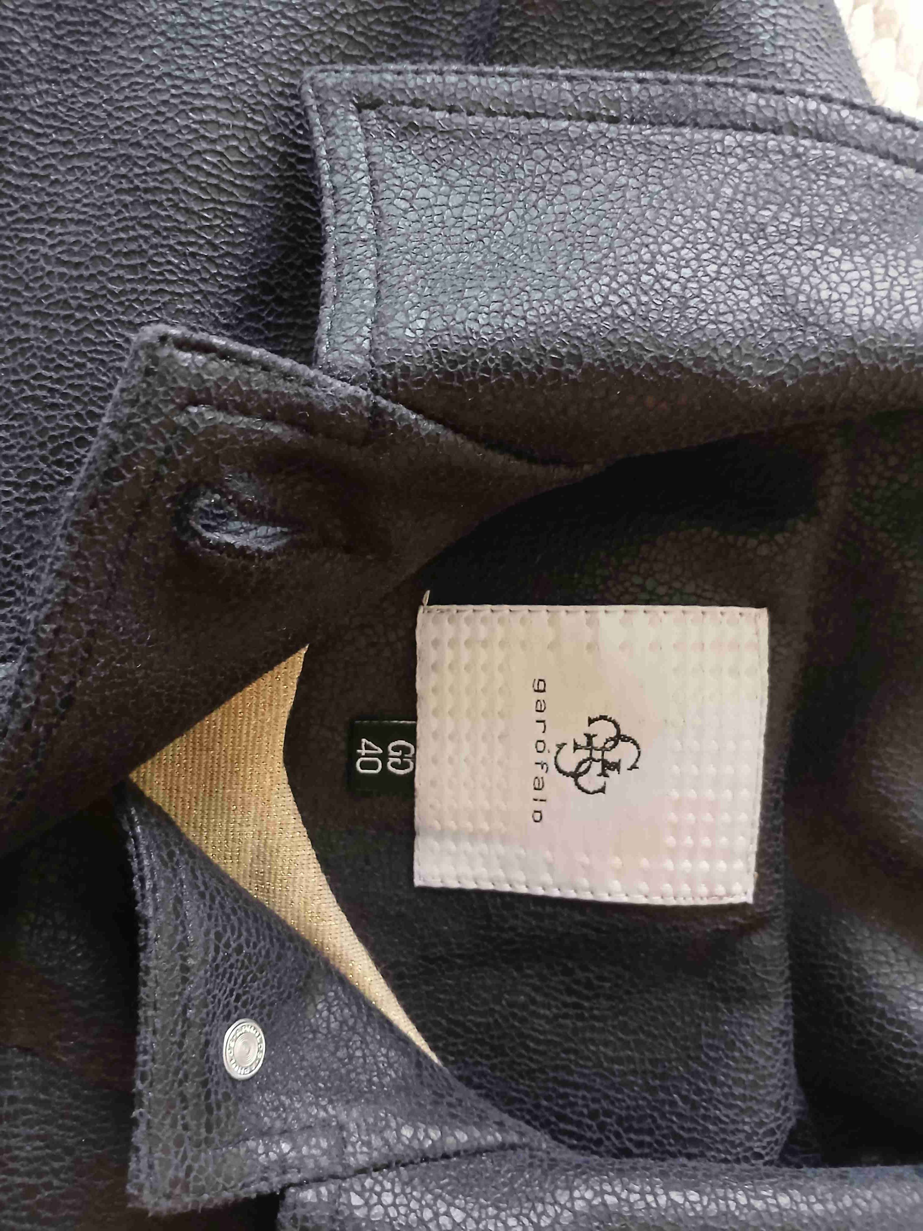 Chaqueta negra con ojetillos - miniatura 4