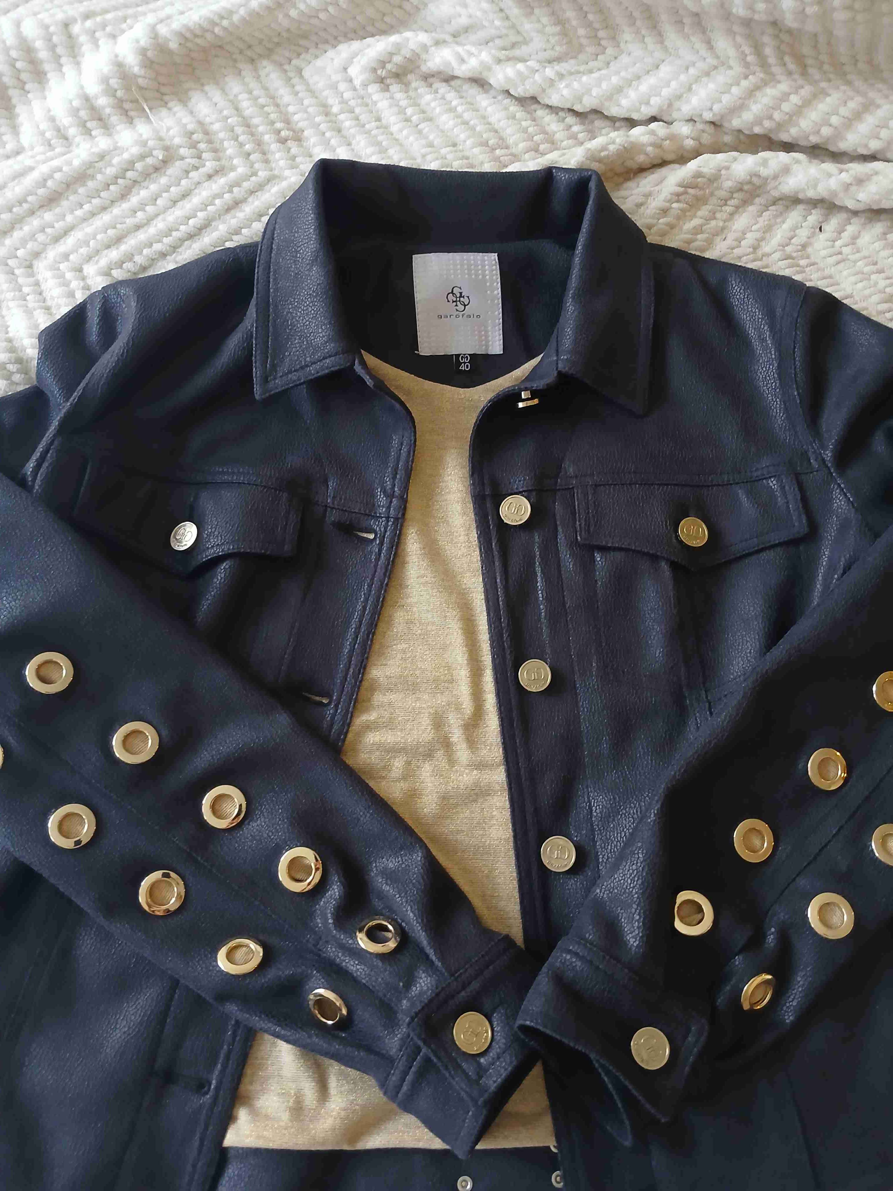 Chaqueta negra con ojetillos - miniatura 5