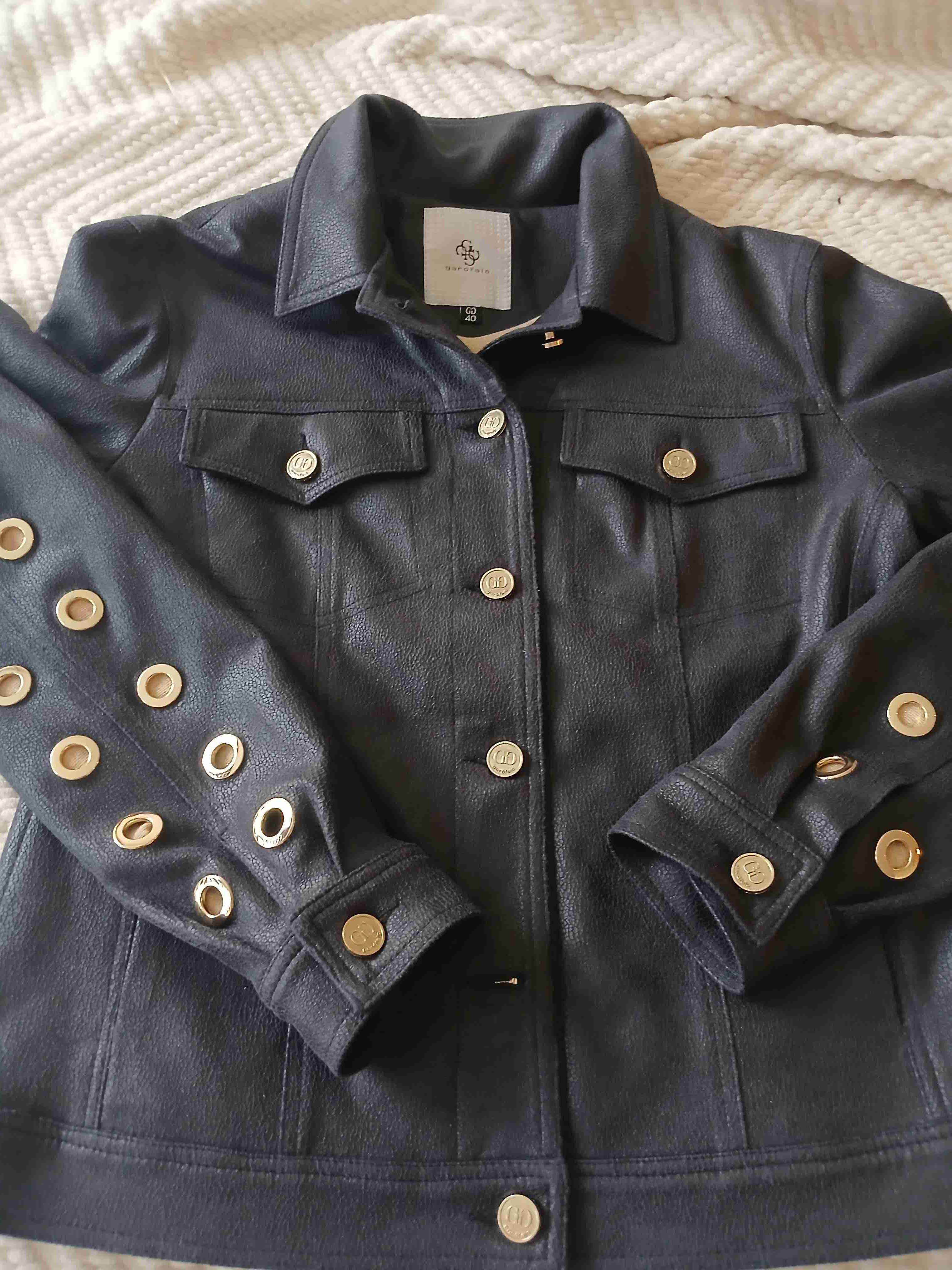 Chaqueta negra con ojetillos - miniatura 6