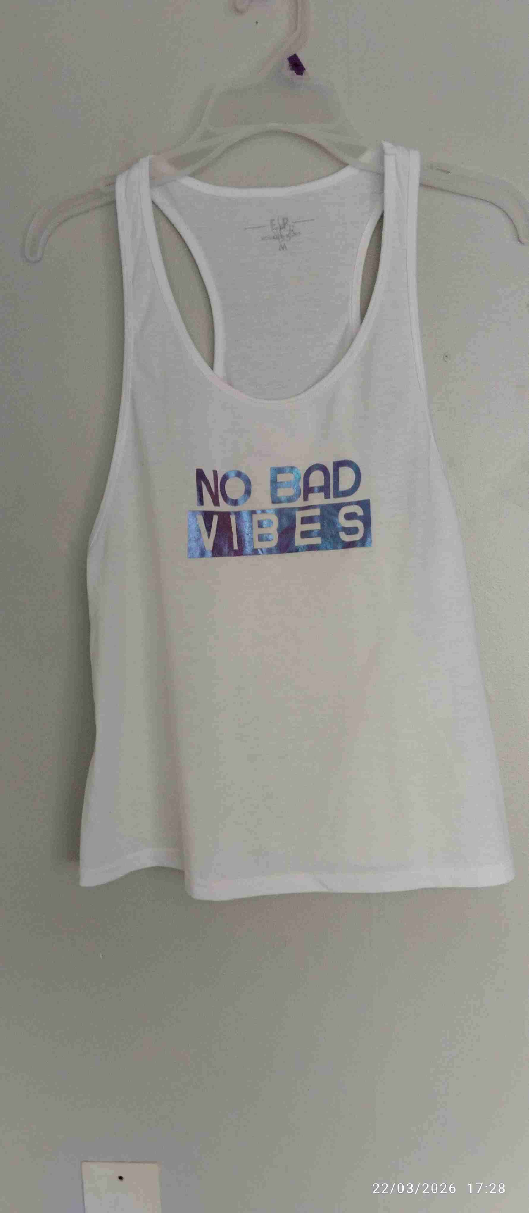 Polera blanca No Bad Vibes