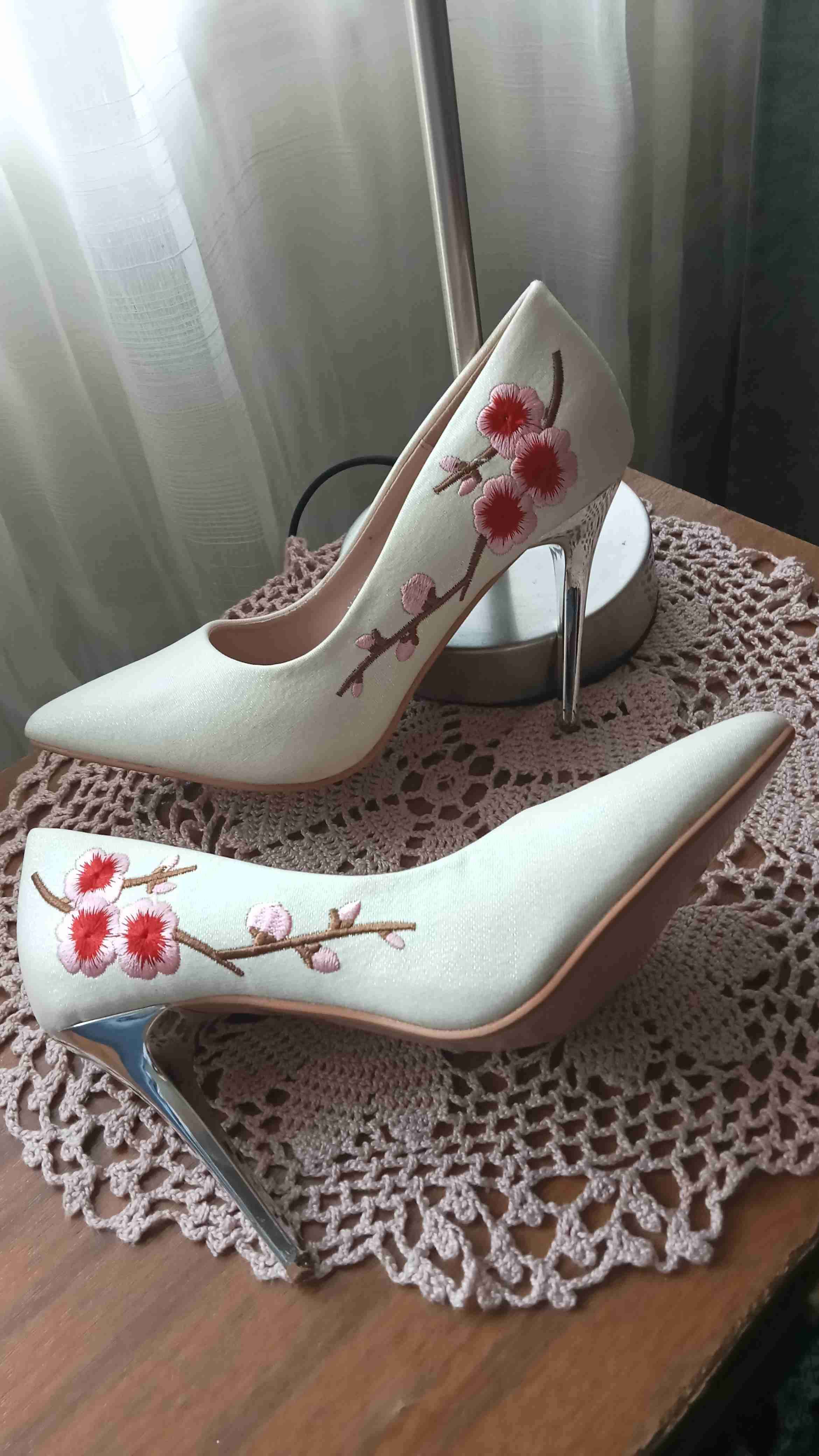 Tacones blancos con bordado floral - miniatura 1