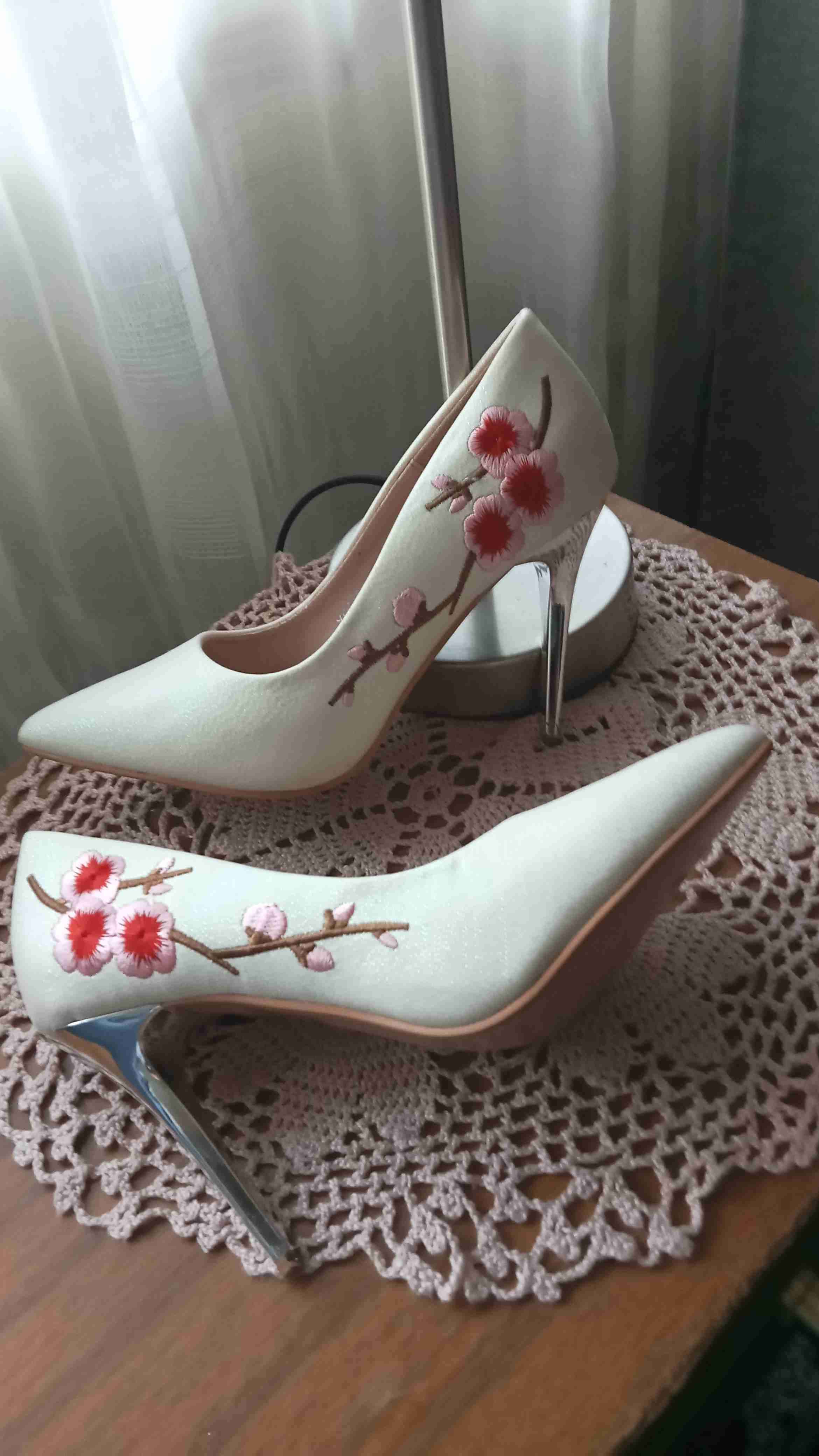 Tacones blancos con bordado floral - miniatura 2