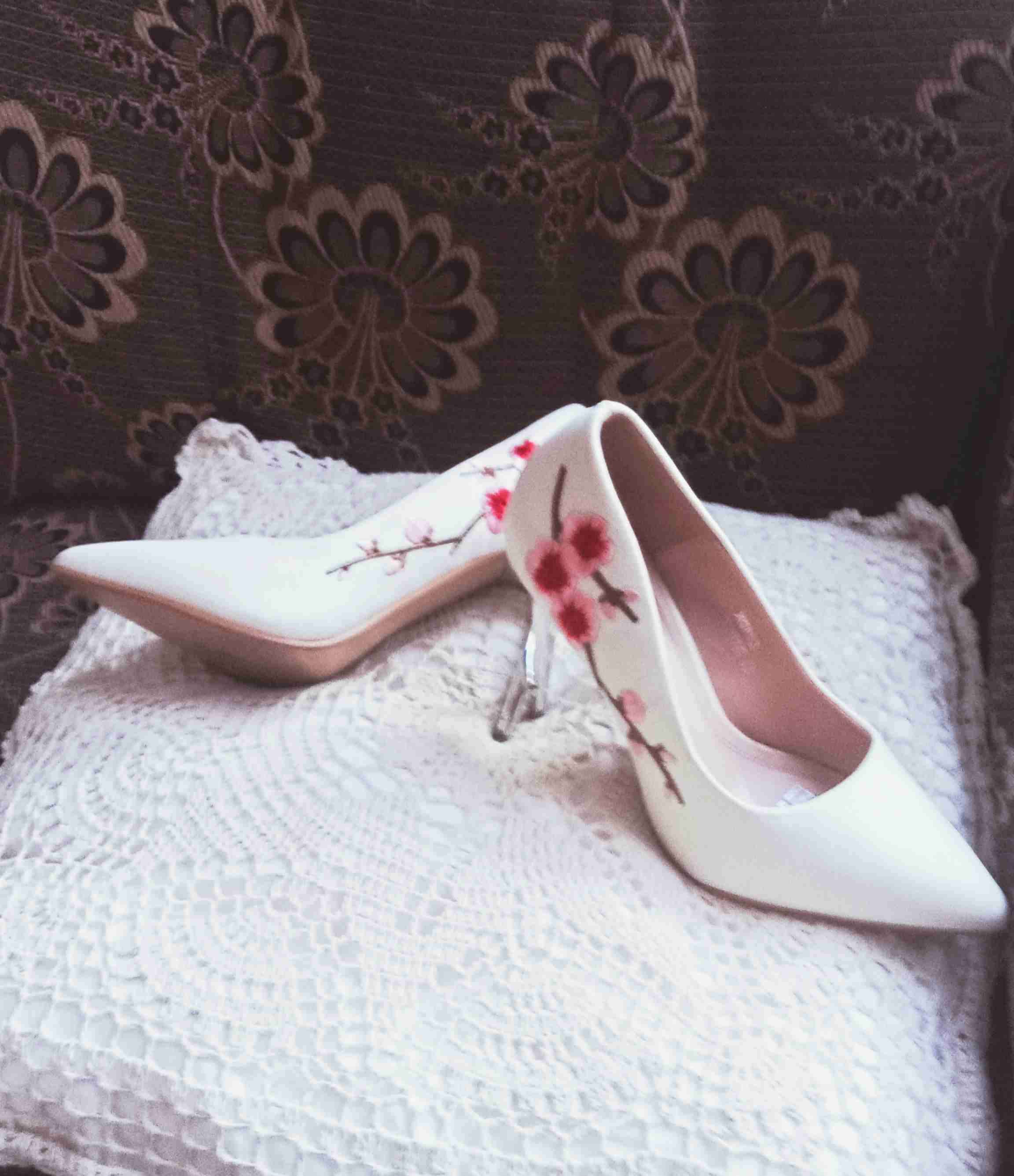 Tacones blancos con bordado floral - miniatura 3