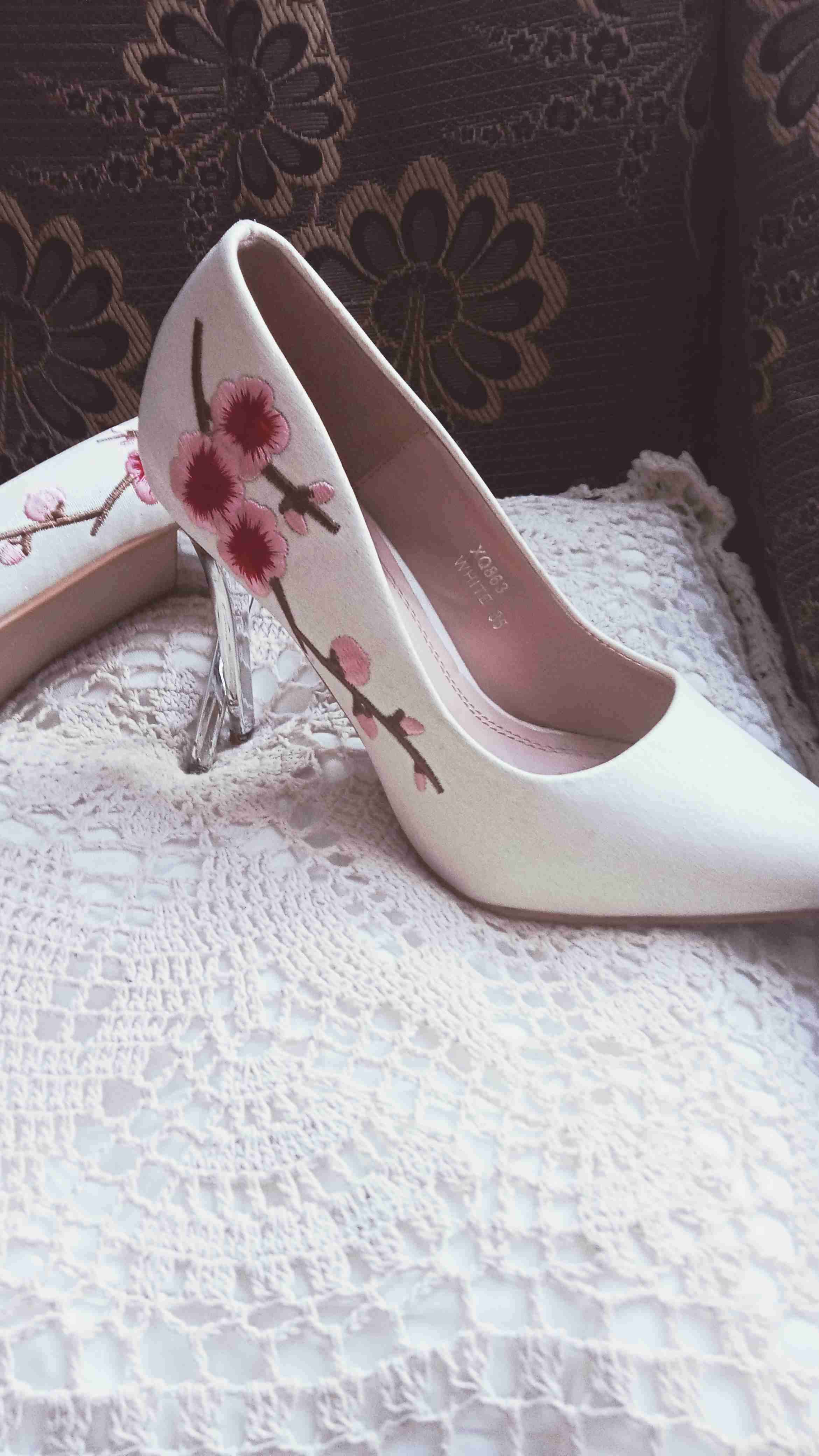 Tacones blancos con bordado floral - miniatura 5