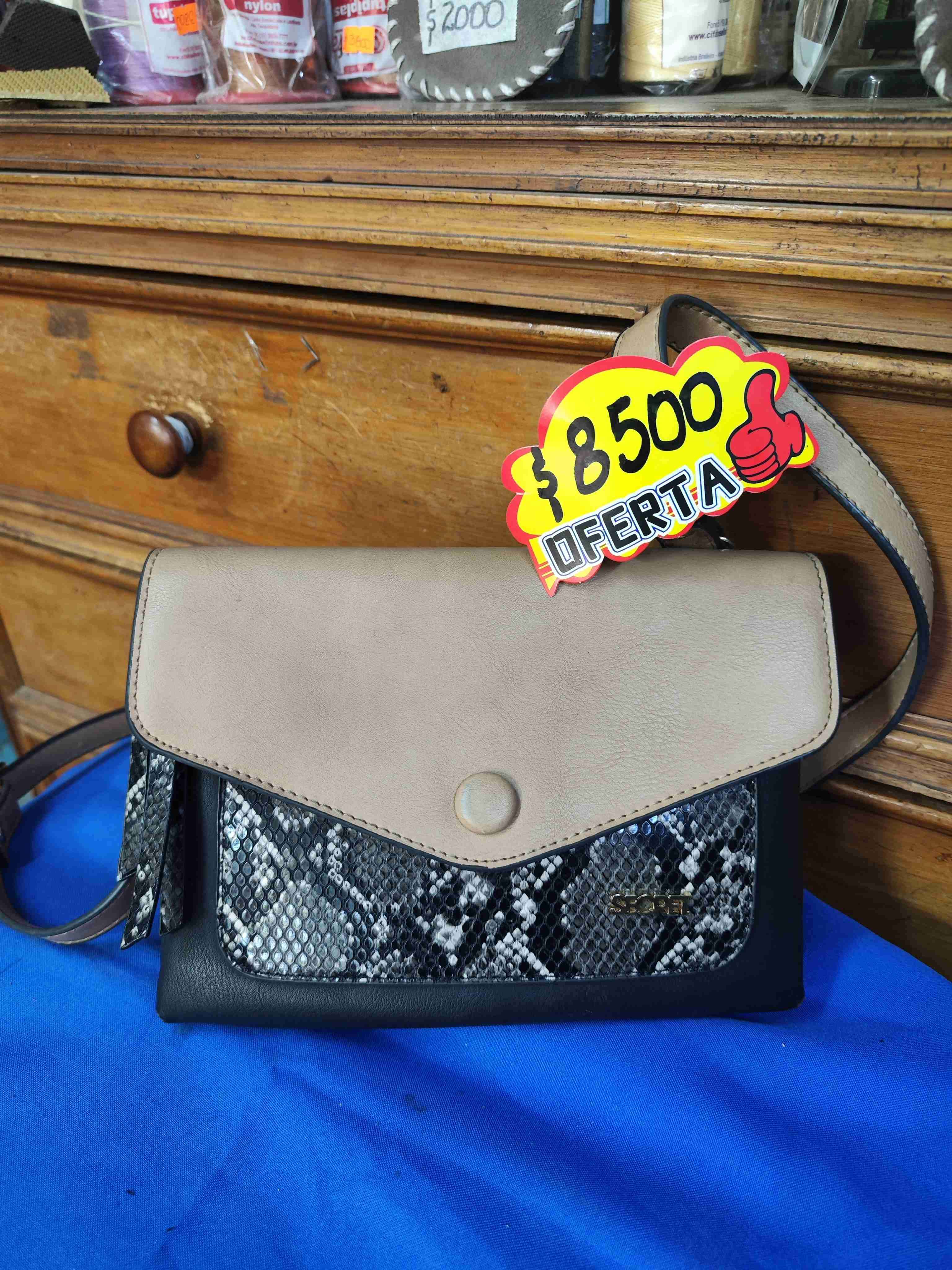 Cartera beige estilo serpiente