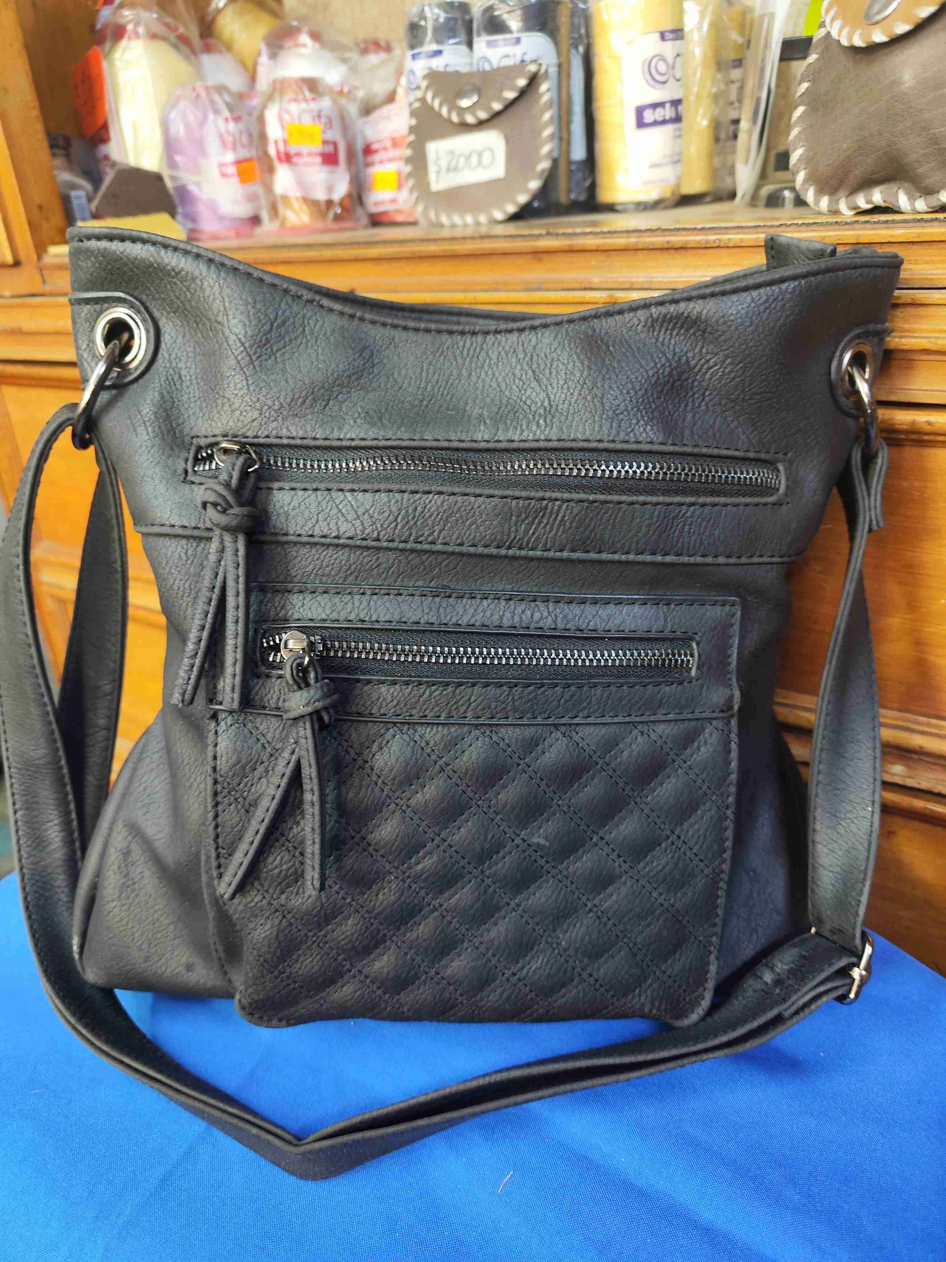 Cartera negra cruzada con correas ajustables