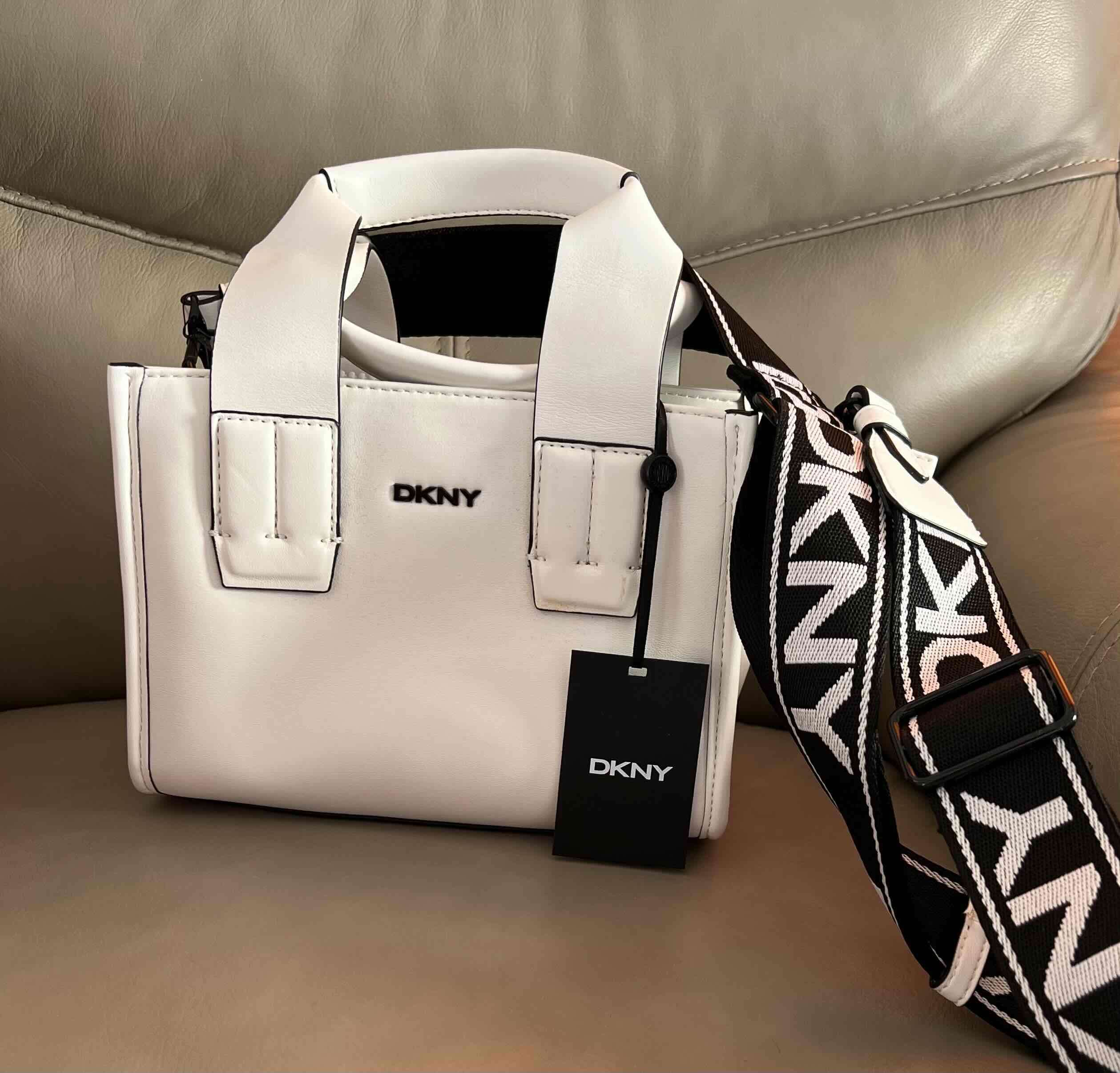 Bolso blanco DKNY con correa