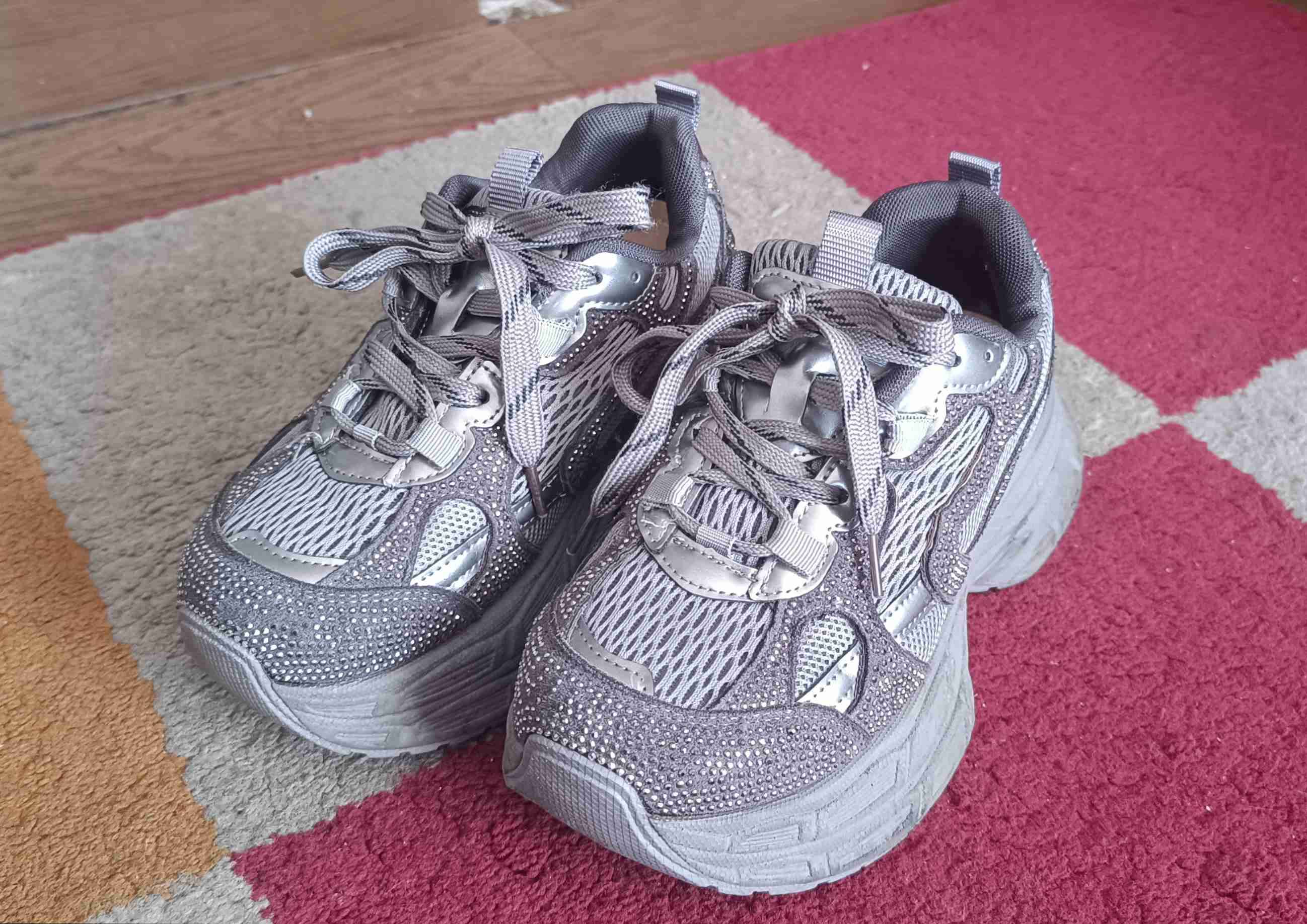 Zapatillas deportivas plateadas