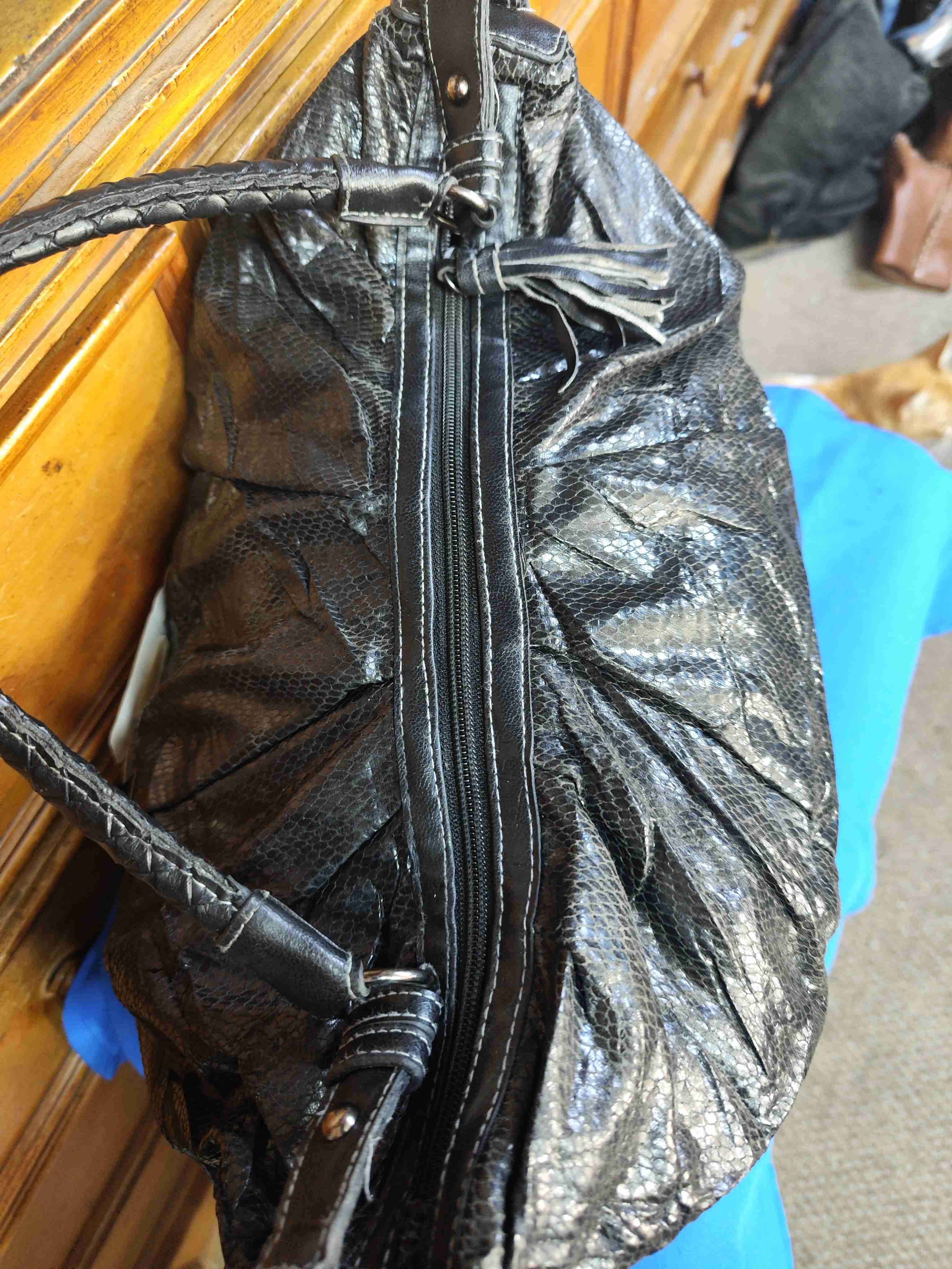 Bolso negro de cuero sintético - miniatura 2