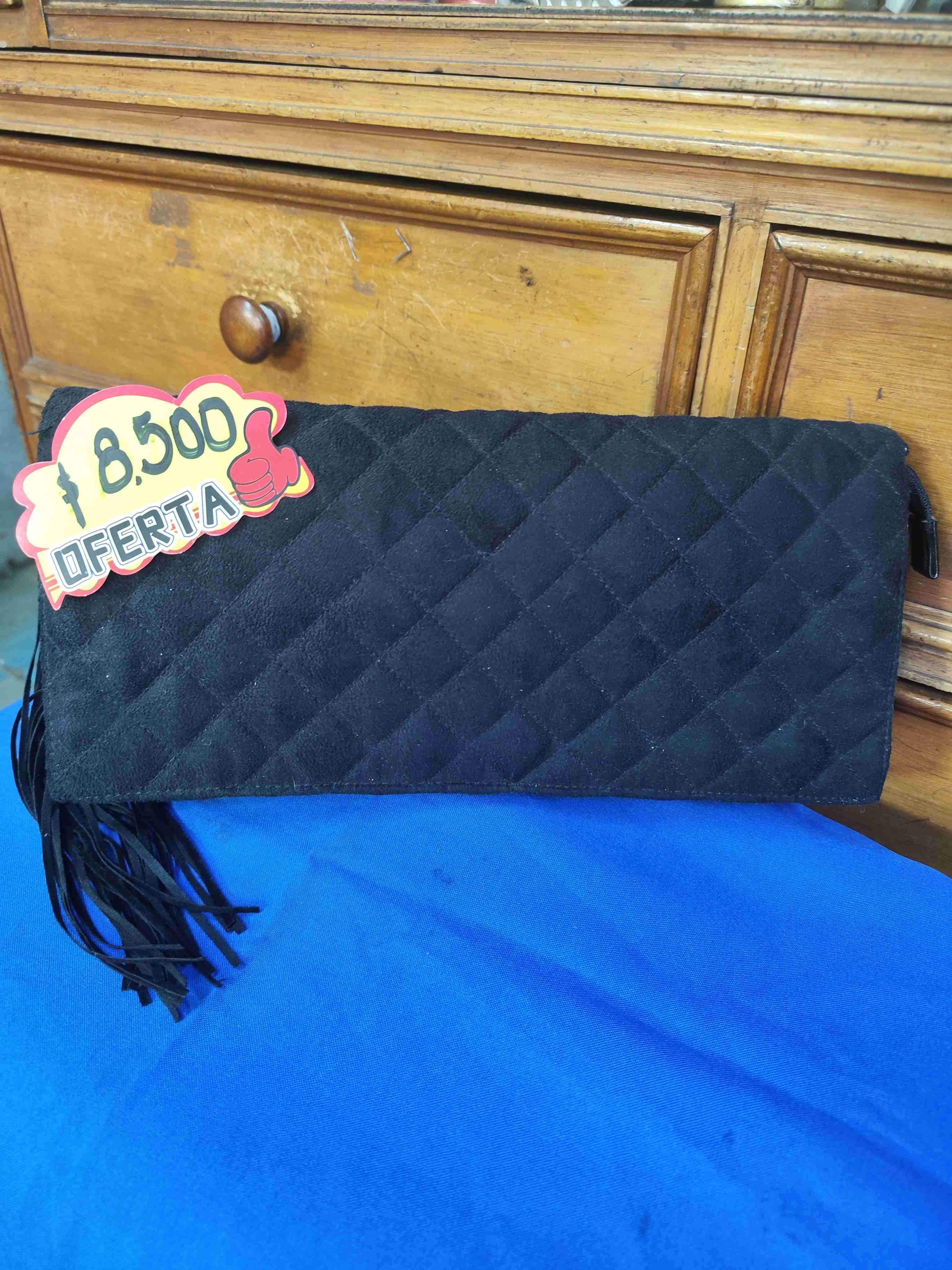 Cartera clutch negra con flecos Victoria's Secret - miniatura 1