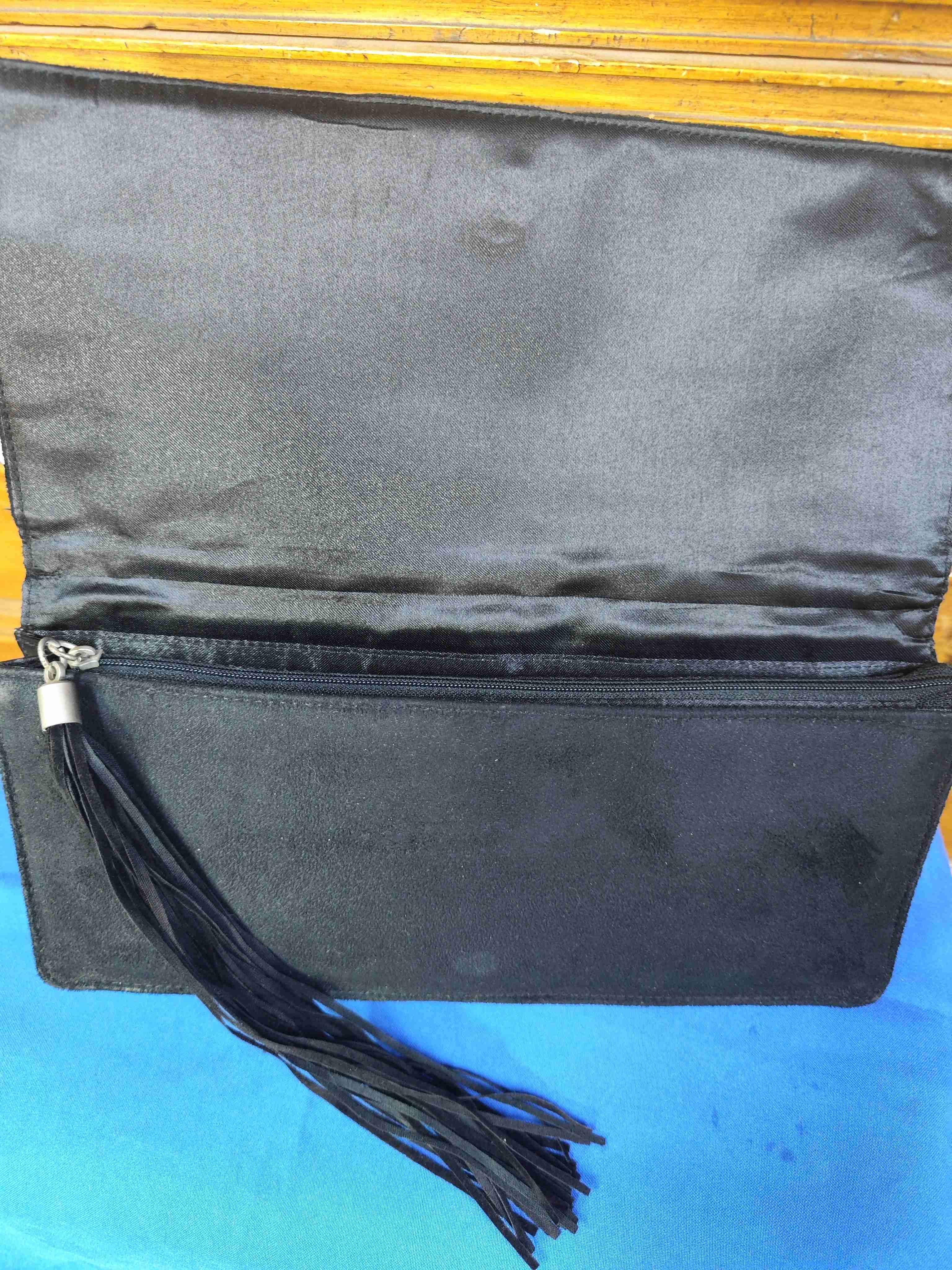 Cartera clutch negra con flecos Victoria's Secret - miniatura 2