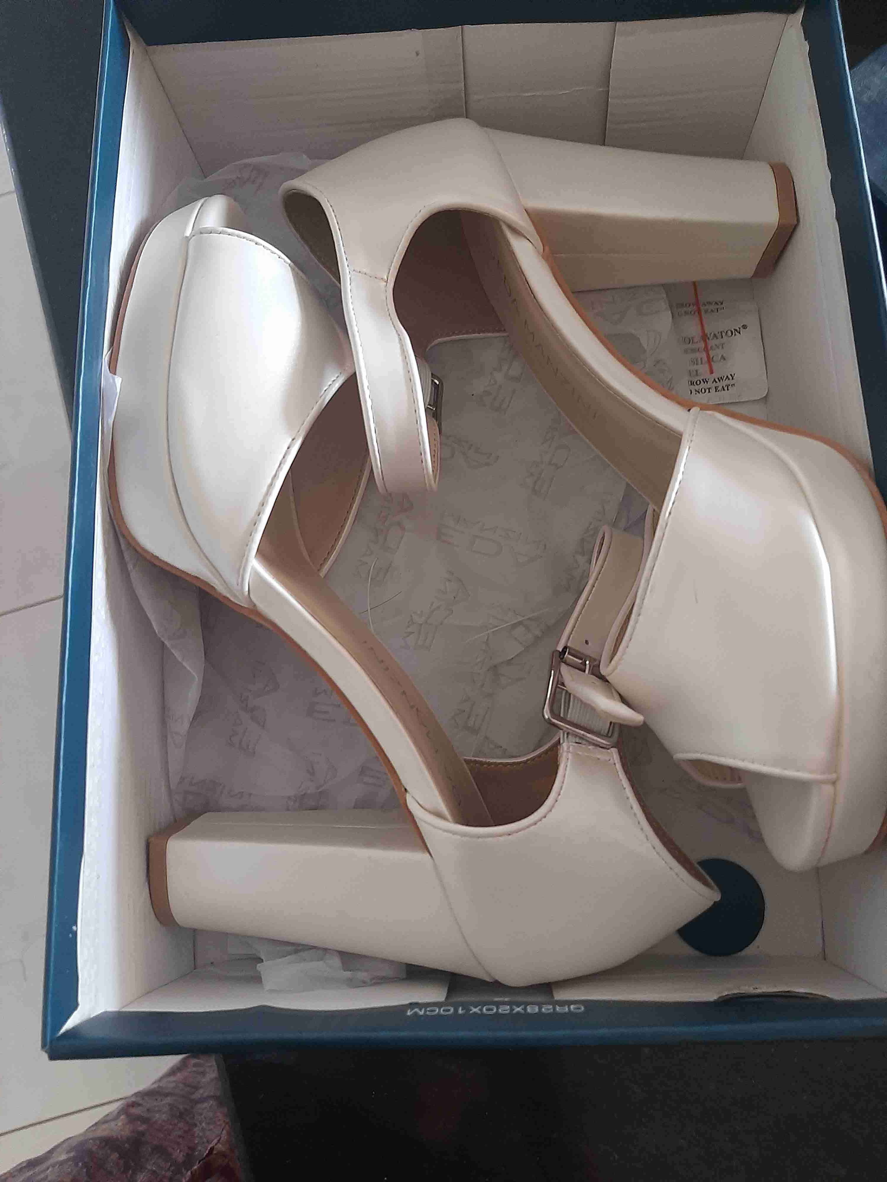 Zapatos de tacón blanco nuevo