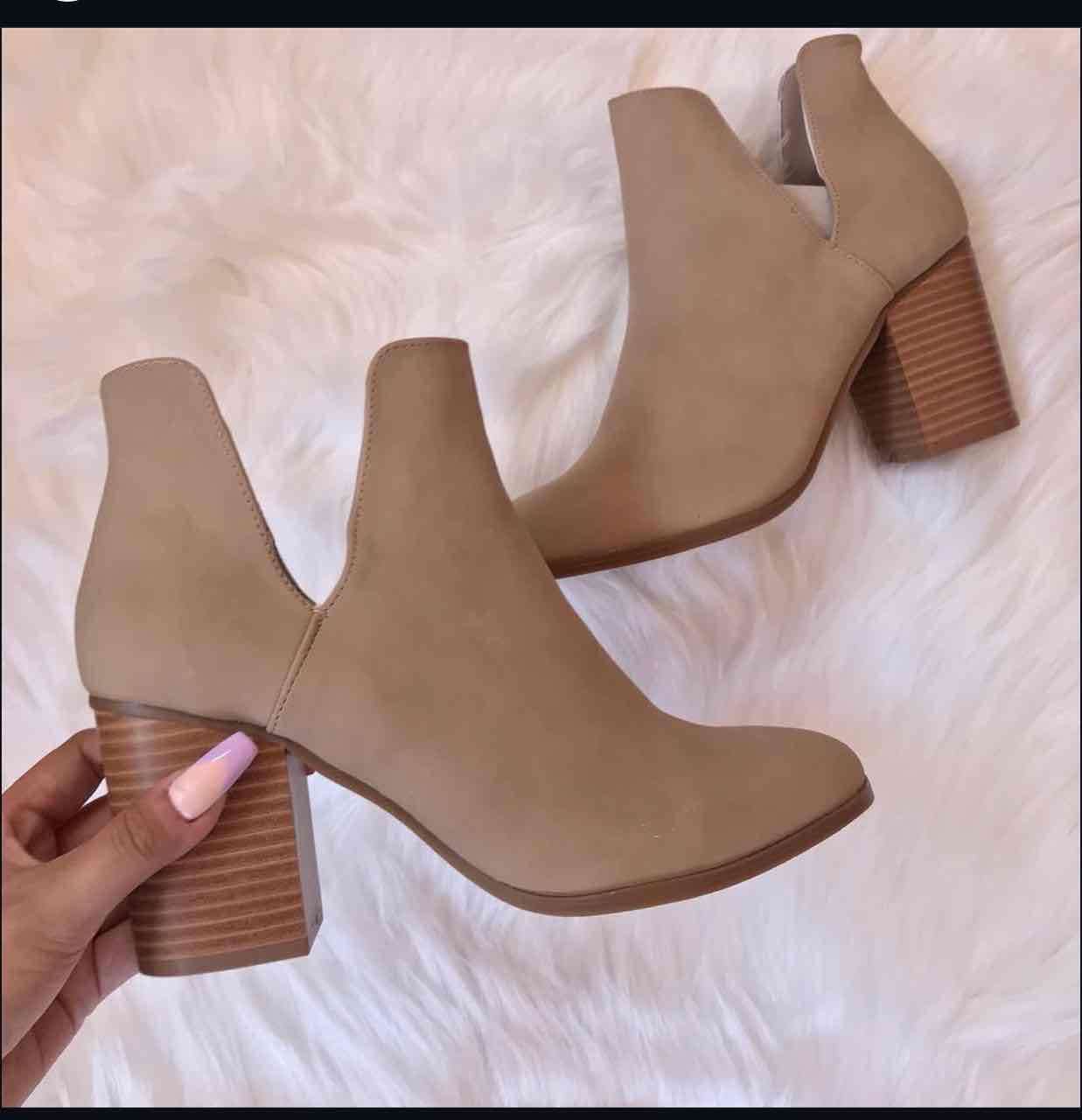 Botines beige con tacón de madera