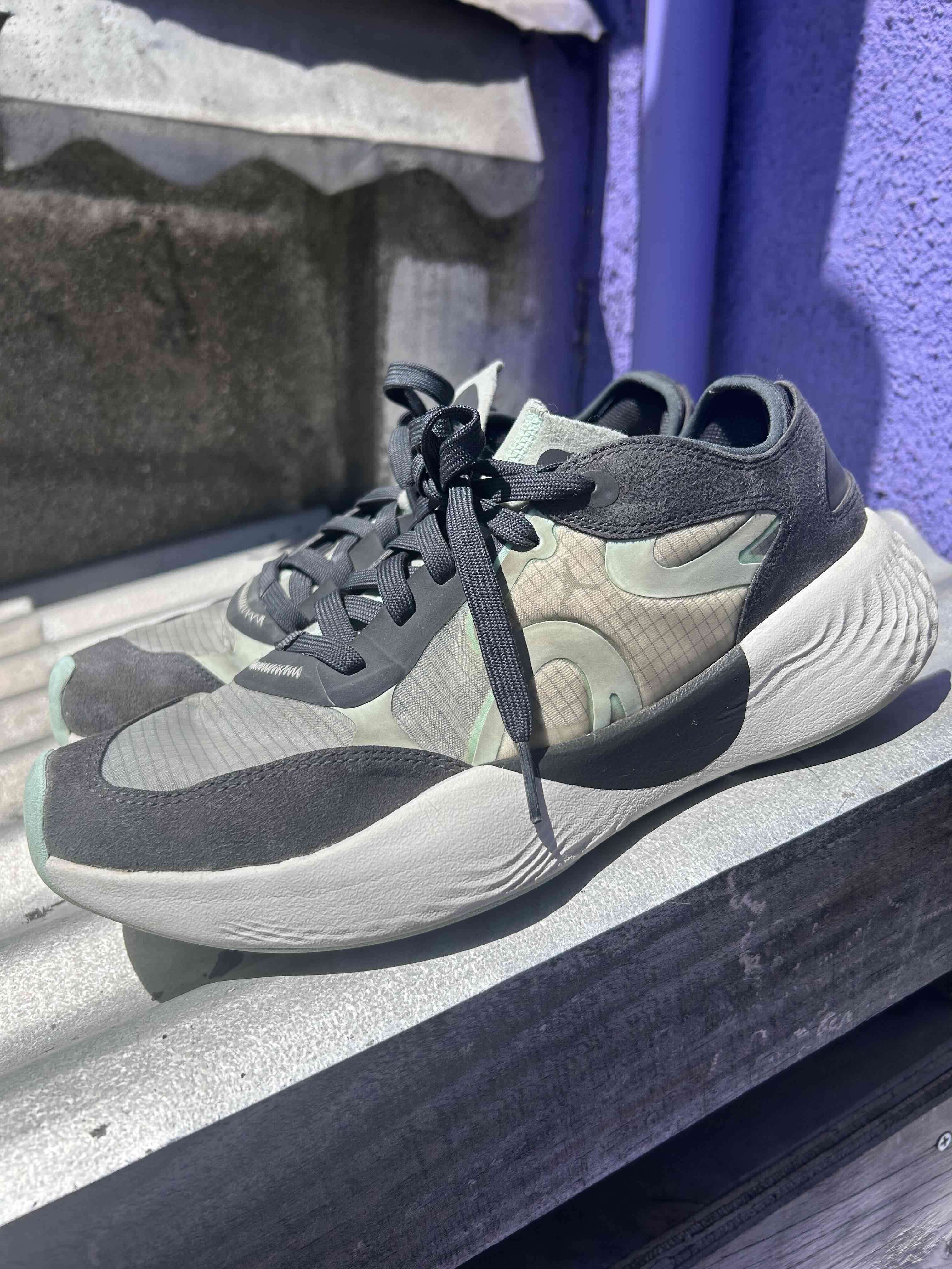 Zapatillas deportivas negras y grises - 4