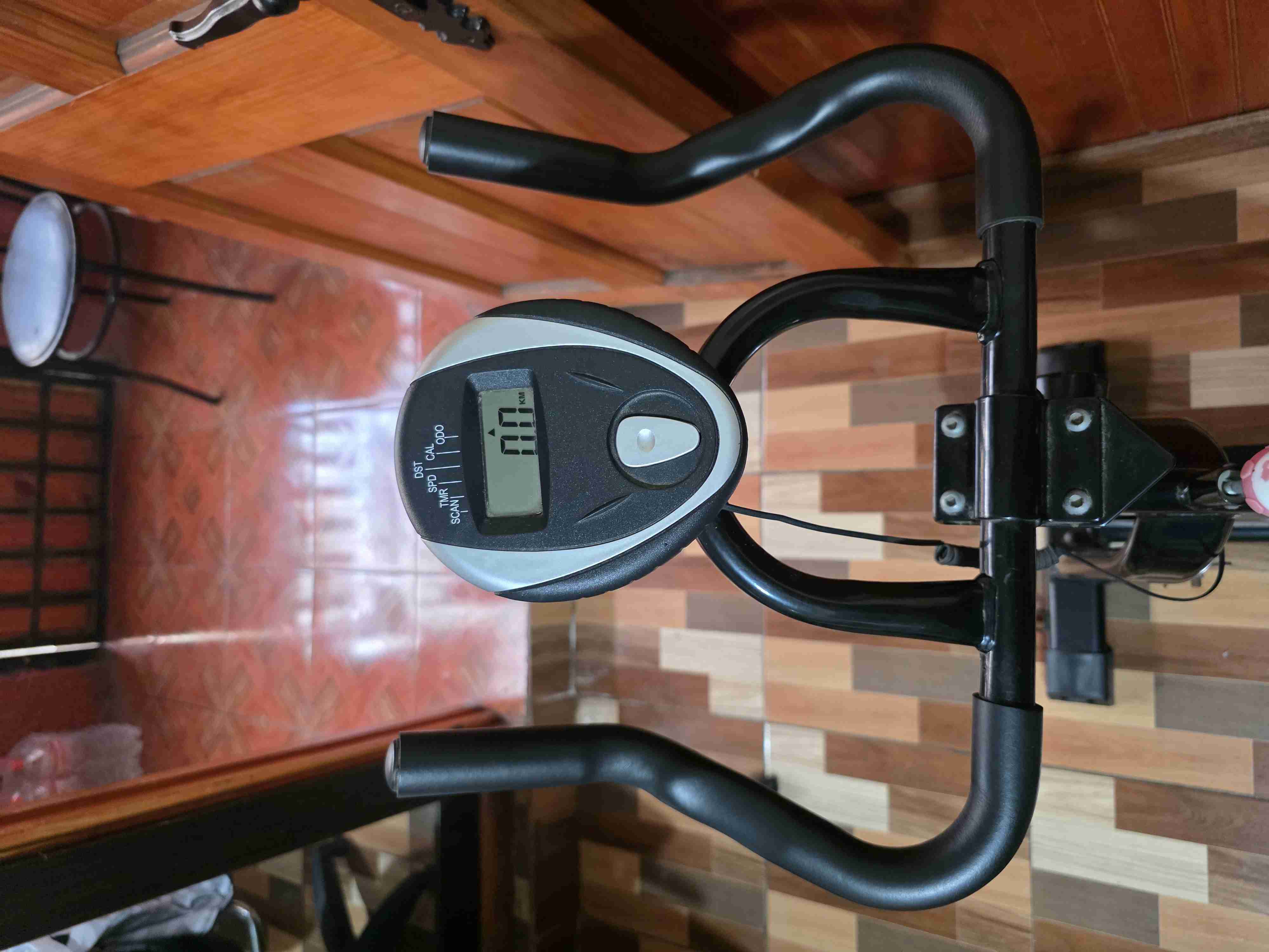 Bicicleta estática con monitor - miniatura 1