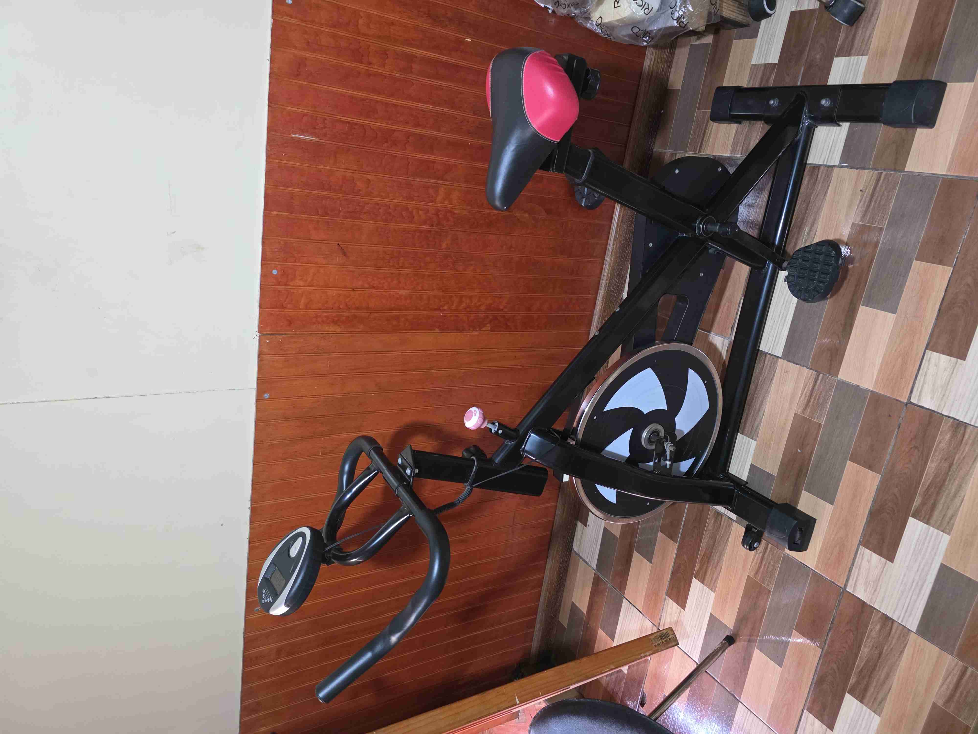 Bicicleta estática con monitor - miniatura 3