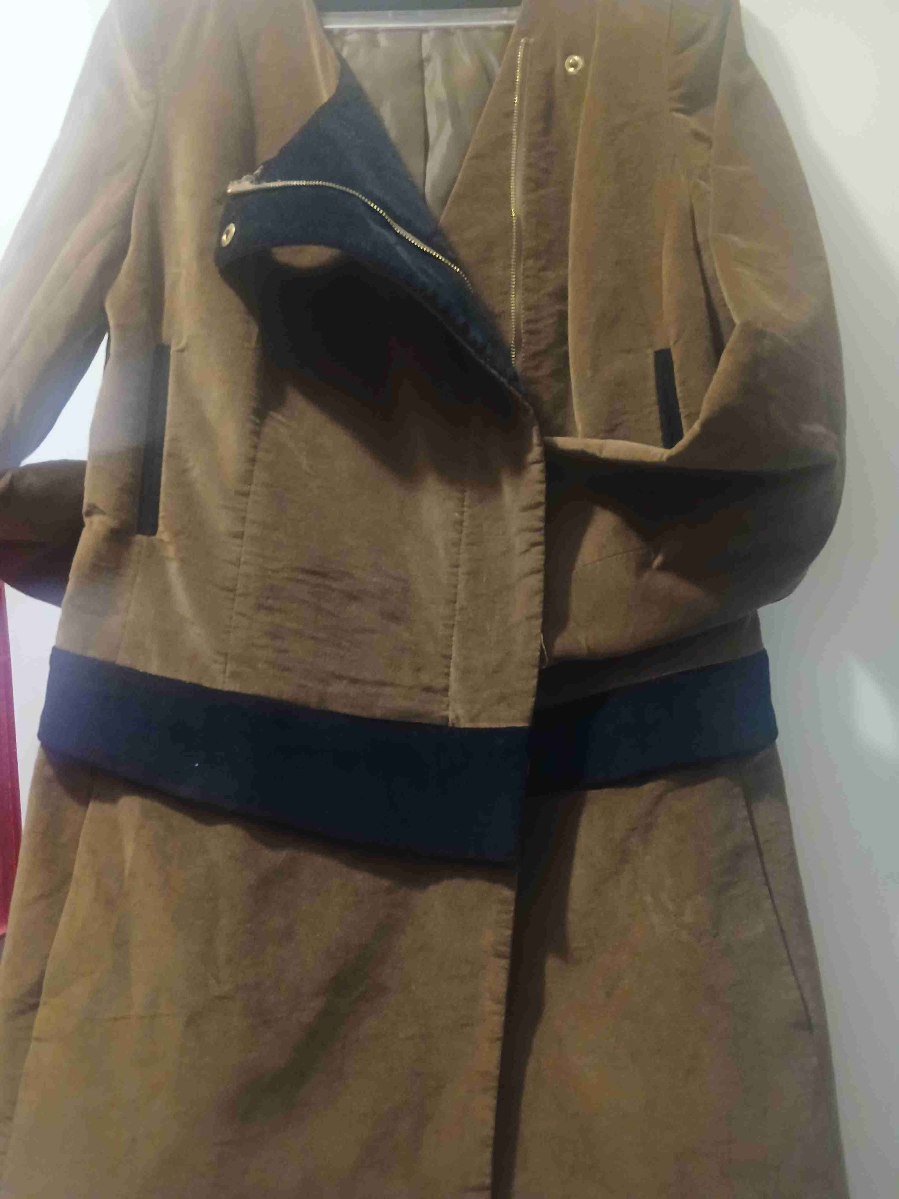 Abrigo café con detalle negro - miniatura 1