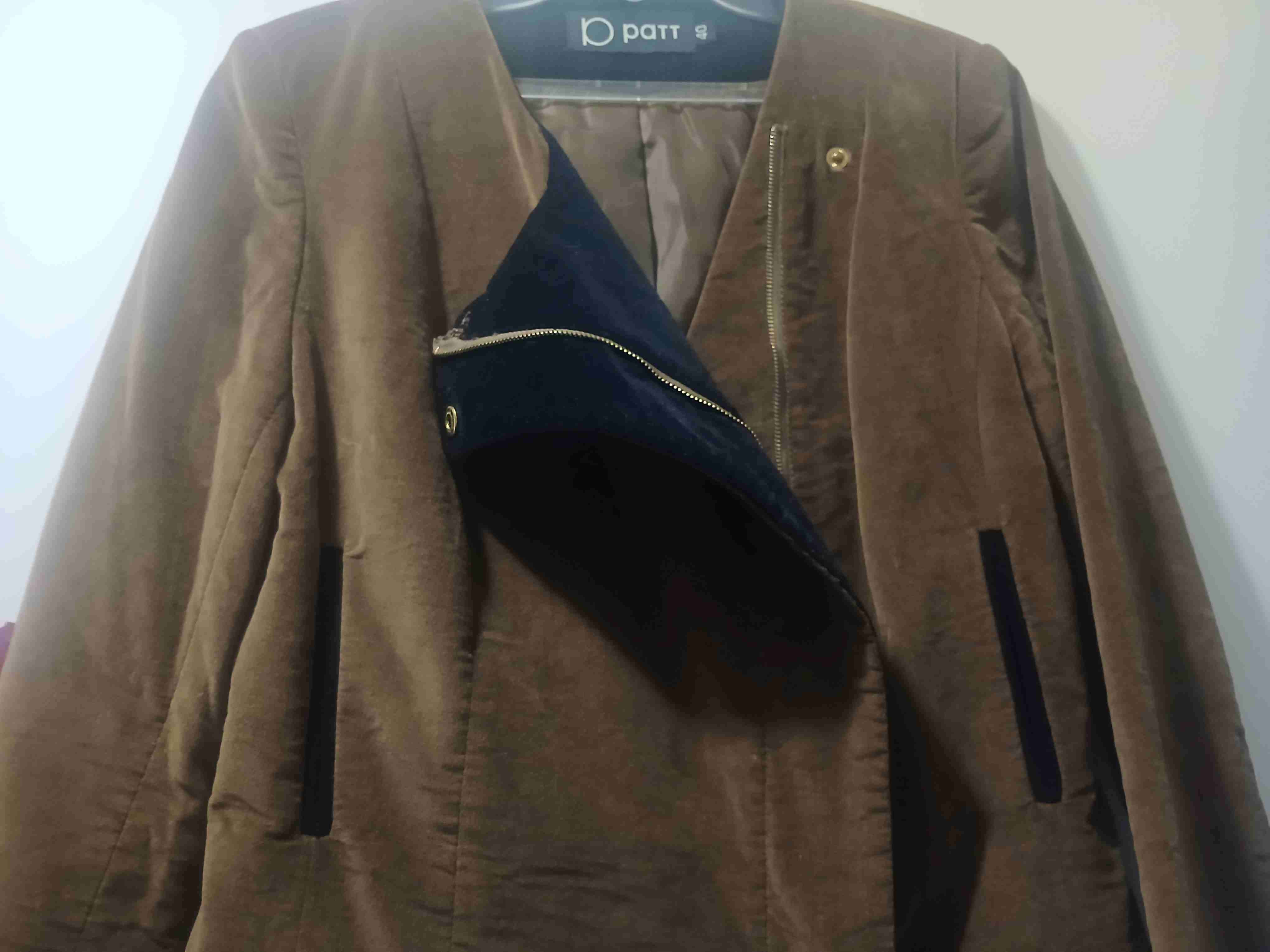 Abrigo café con detalle negro - miniatura 2