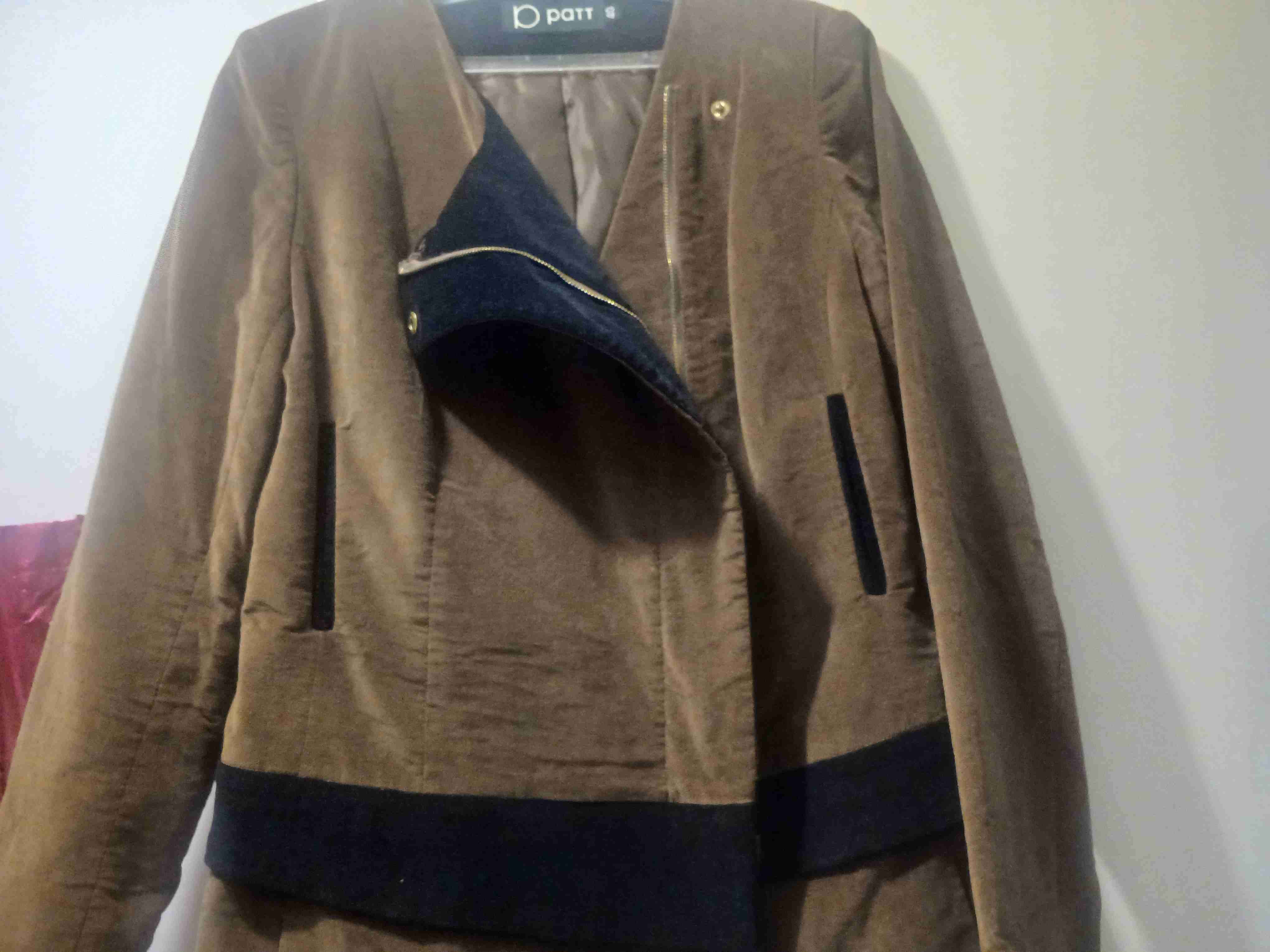 Abrigo café con detalle negro - miniatura 3