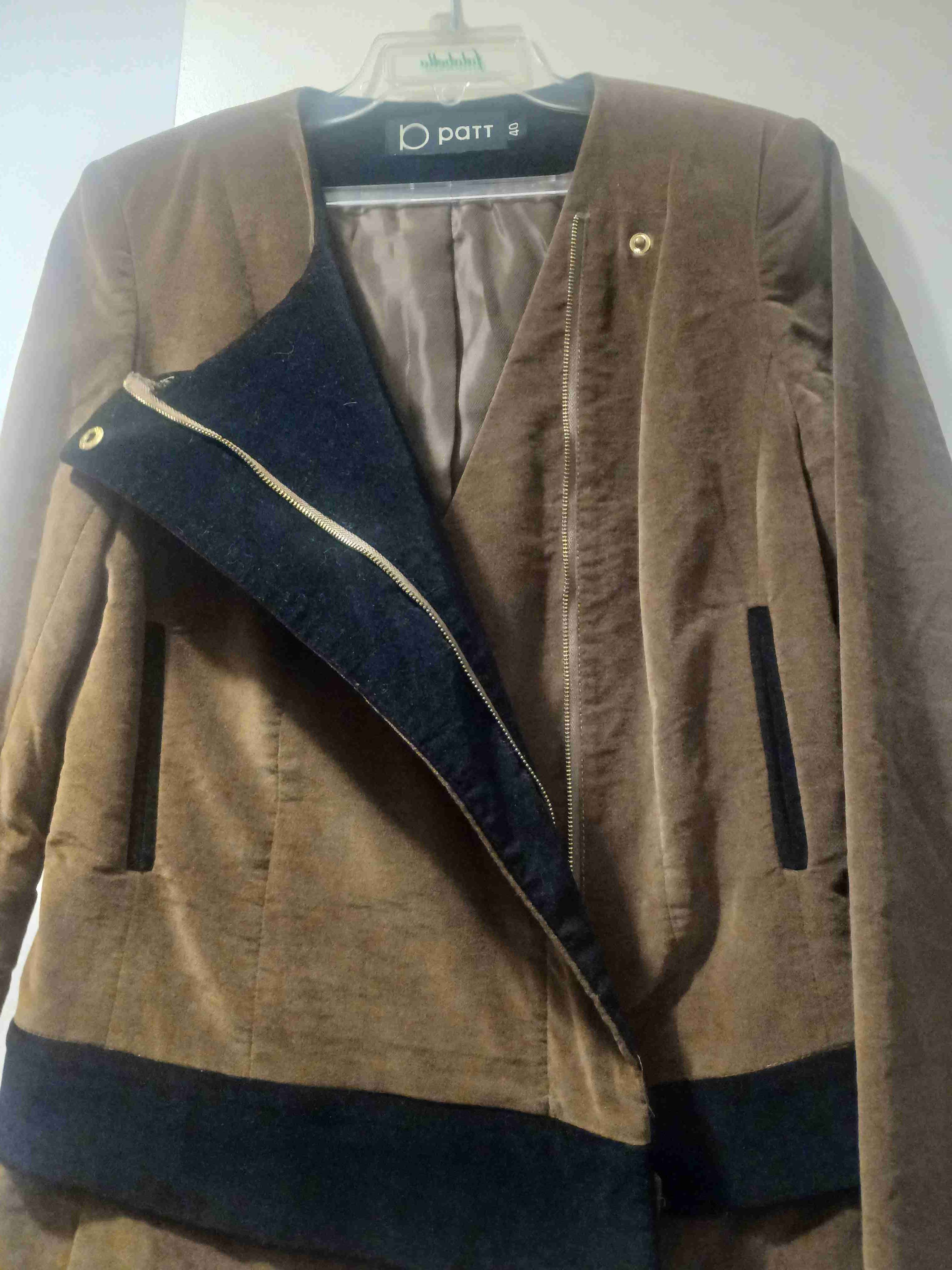 Abrigo café con detalle negro - miniatura 5