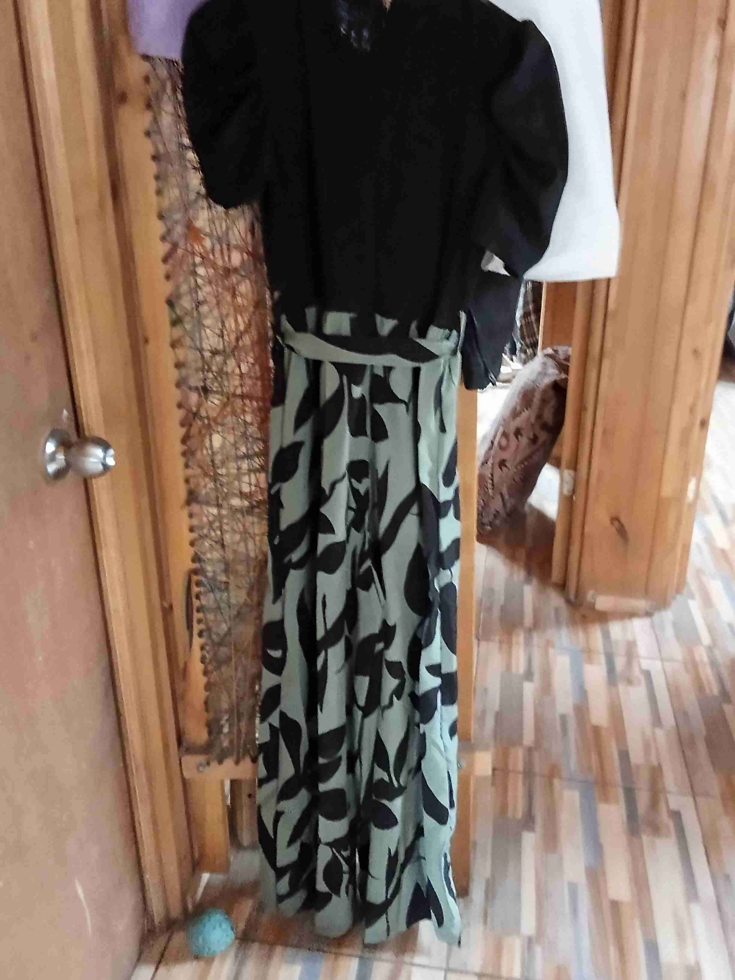 Vestido negro con falda estampada - miniatura 1