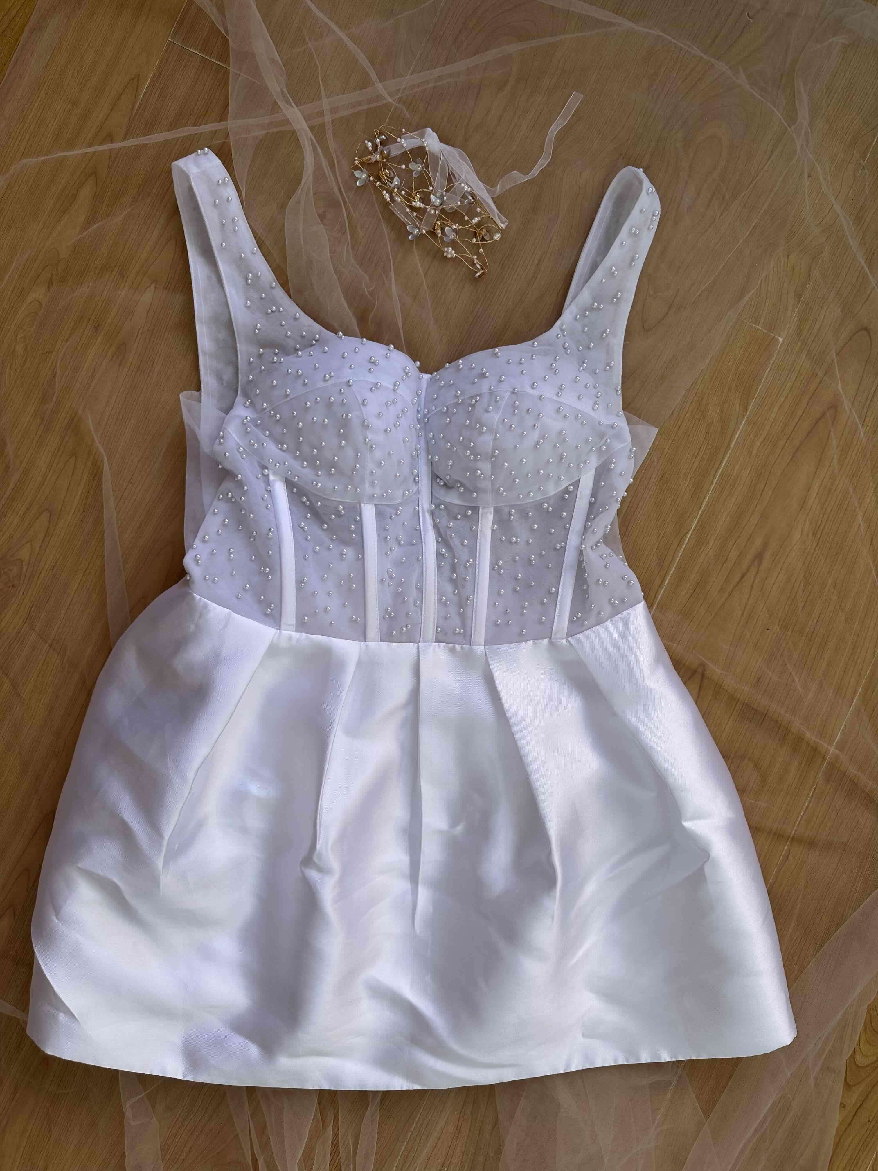 Vestido corto blanco con perlas - 1