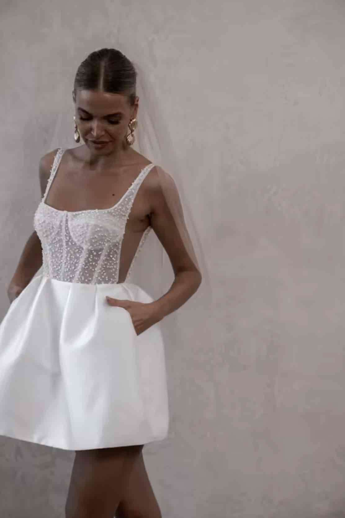 Vestido corto blanco con perlas - 6