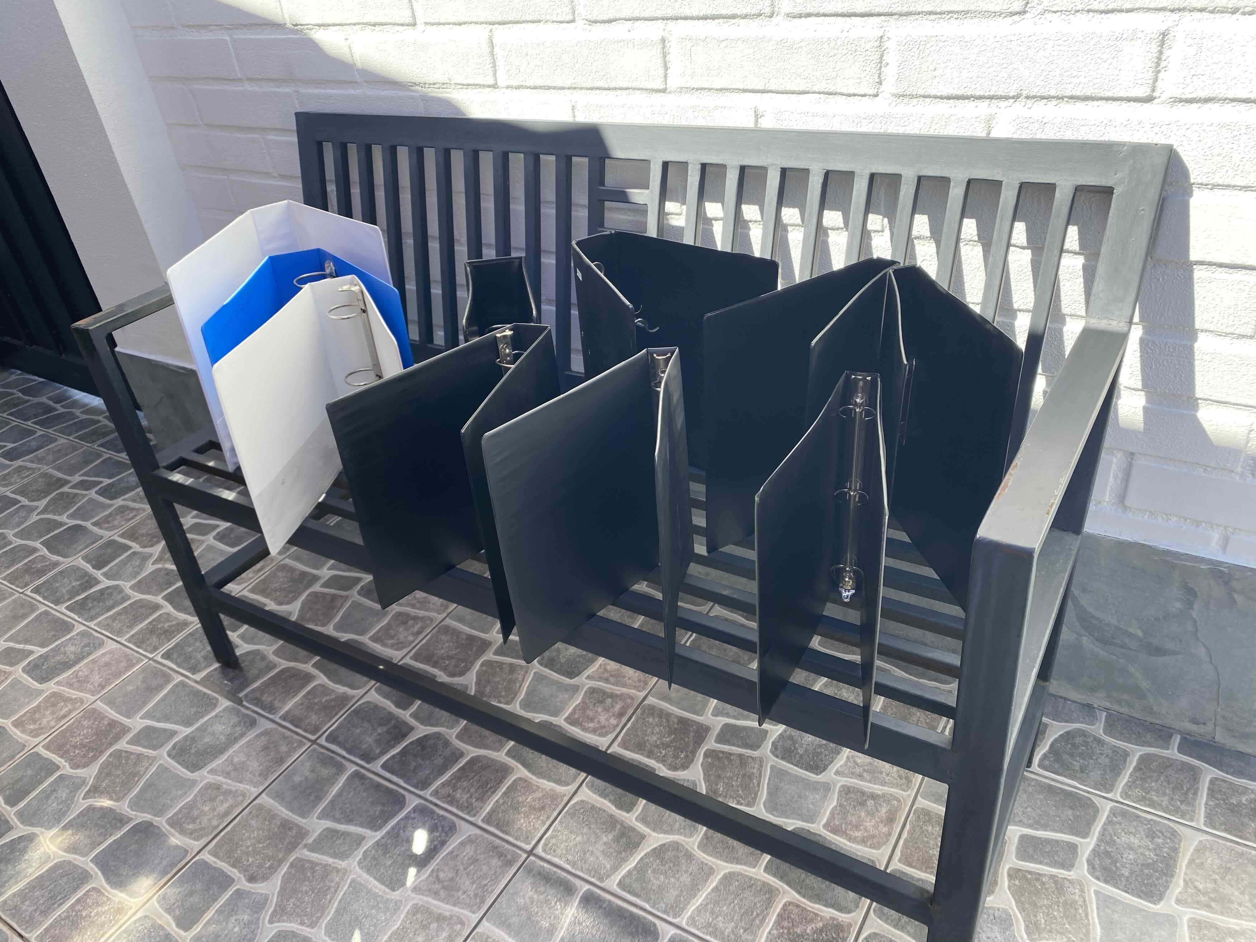 Carpetas negras y blancas con arillos - miniatura 1