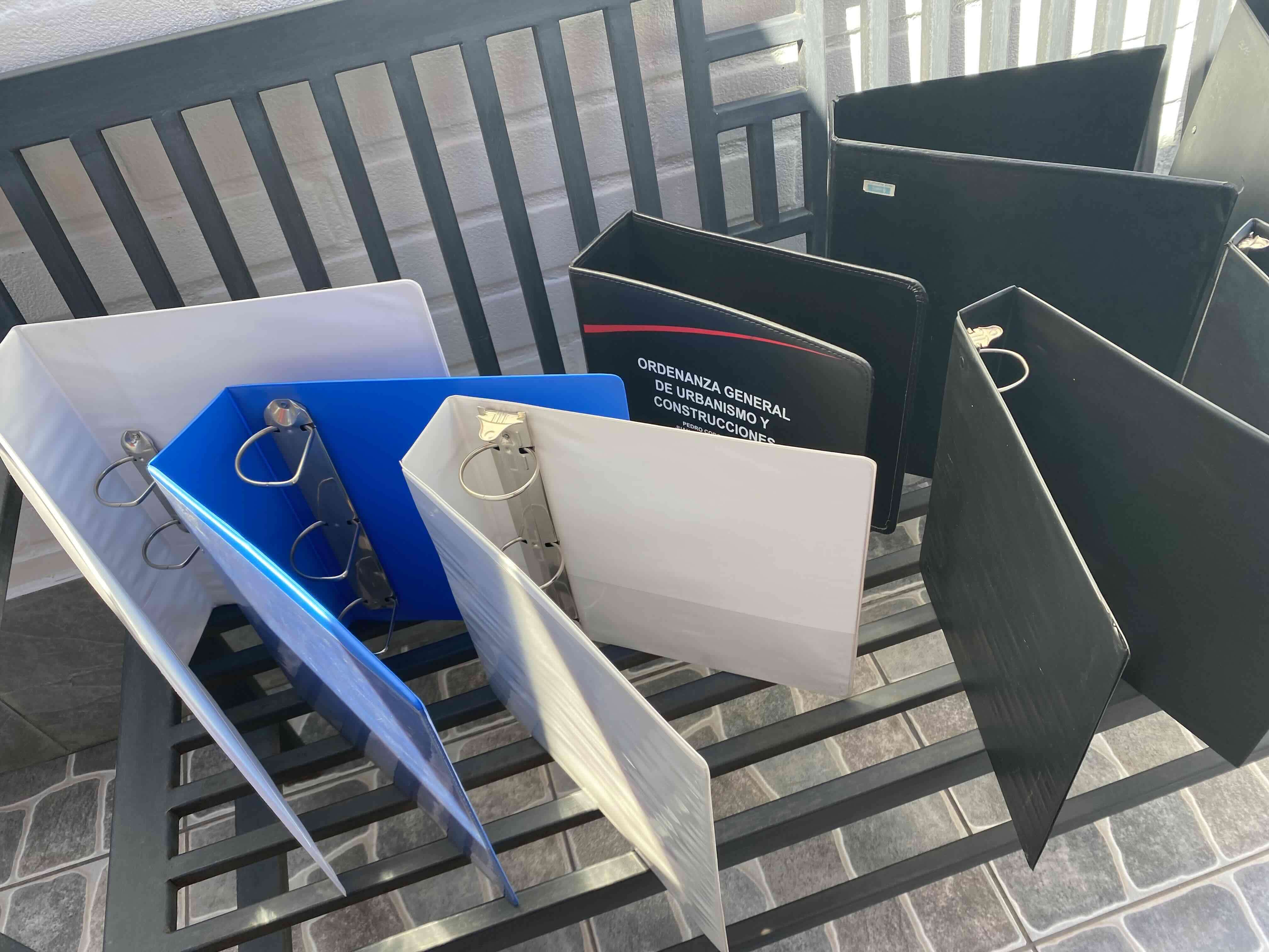 Carpetas negras y blancas con arillos - miniatura 2