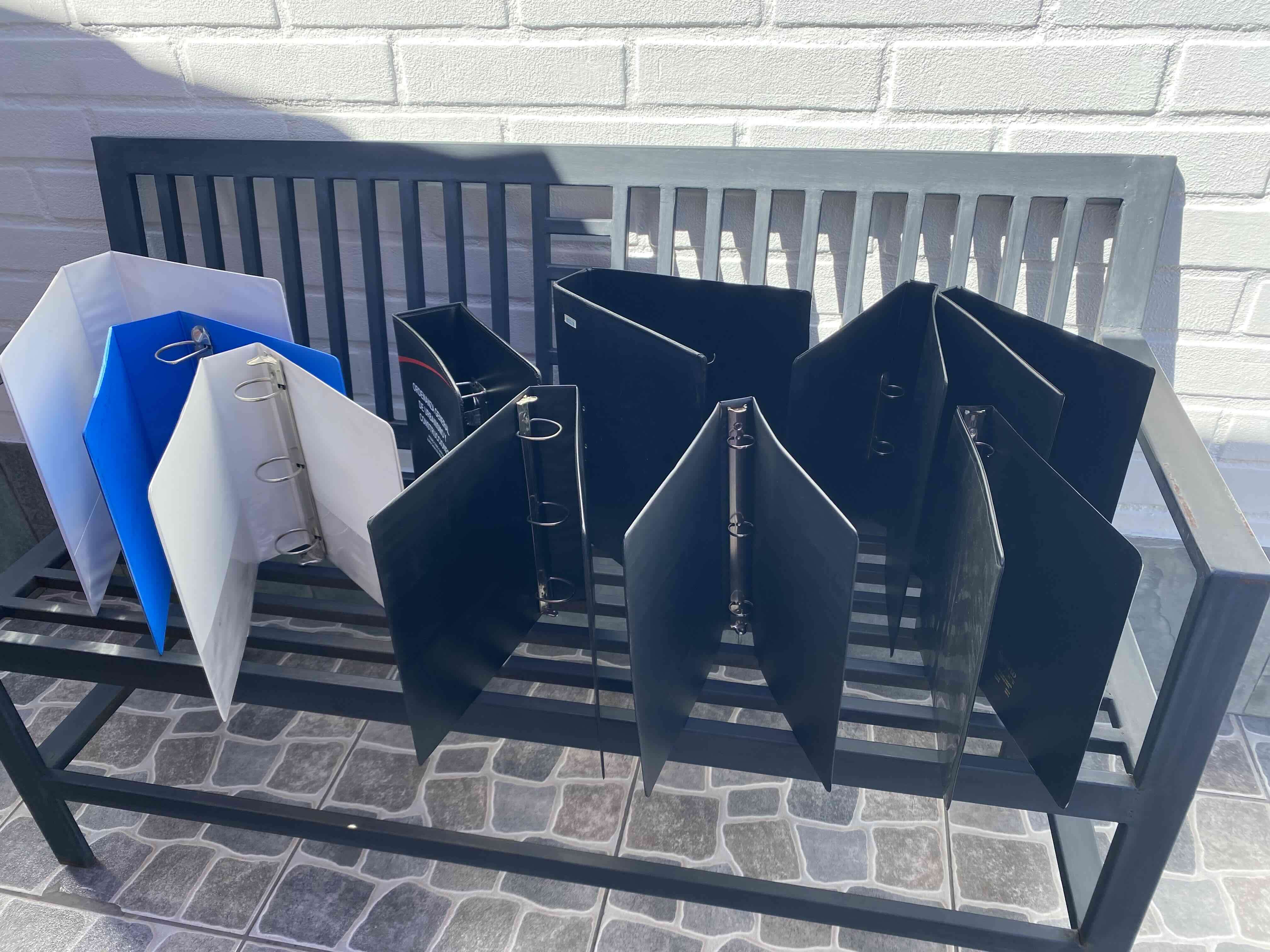 Carpetas negras y blancas con arillos - miniatura 3