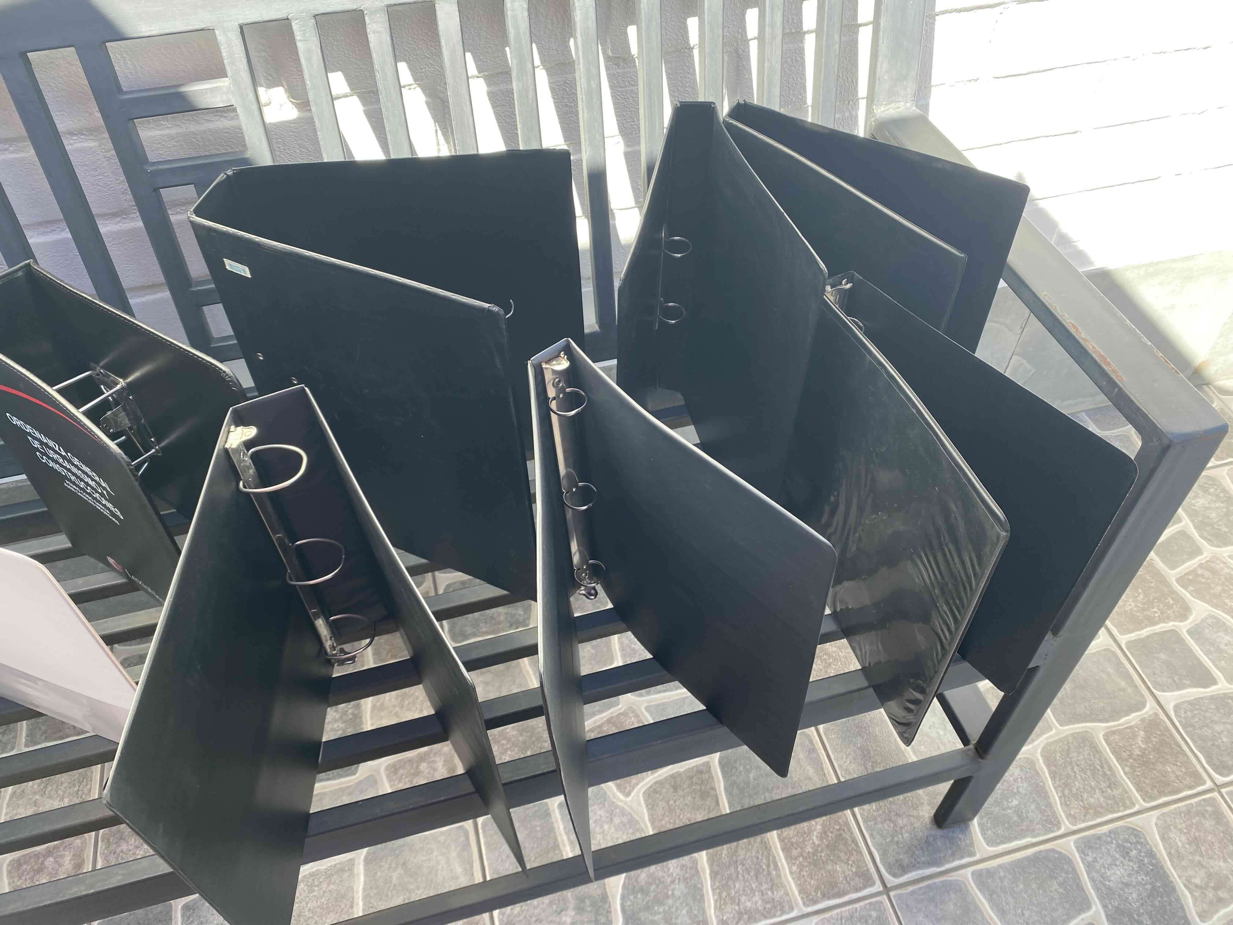 Carpetas negras y blancas con arillos - miniatura 4