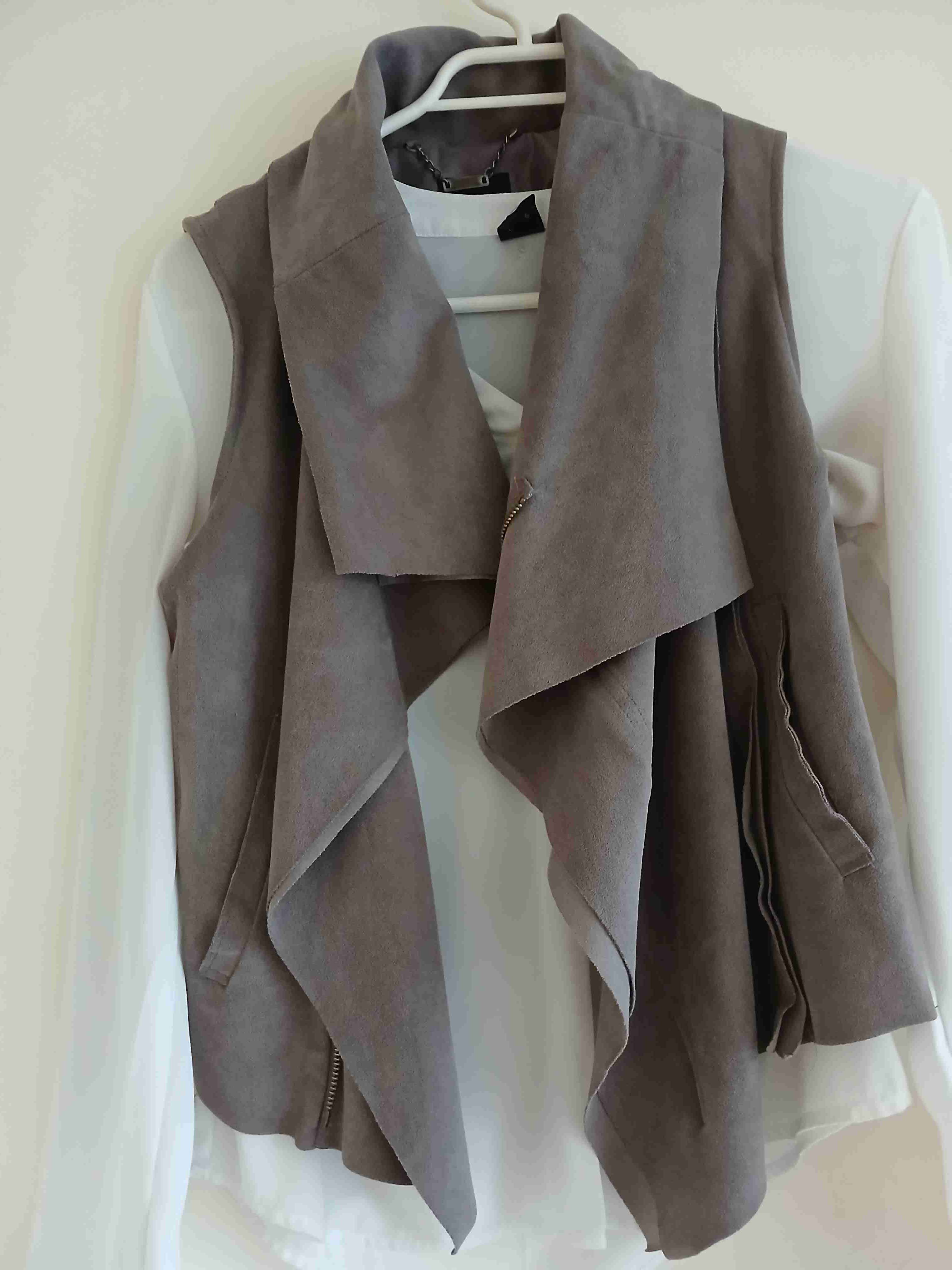 Chaleco gris sin mangas - miniatura 3