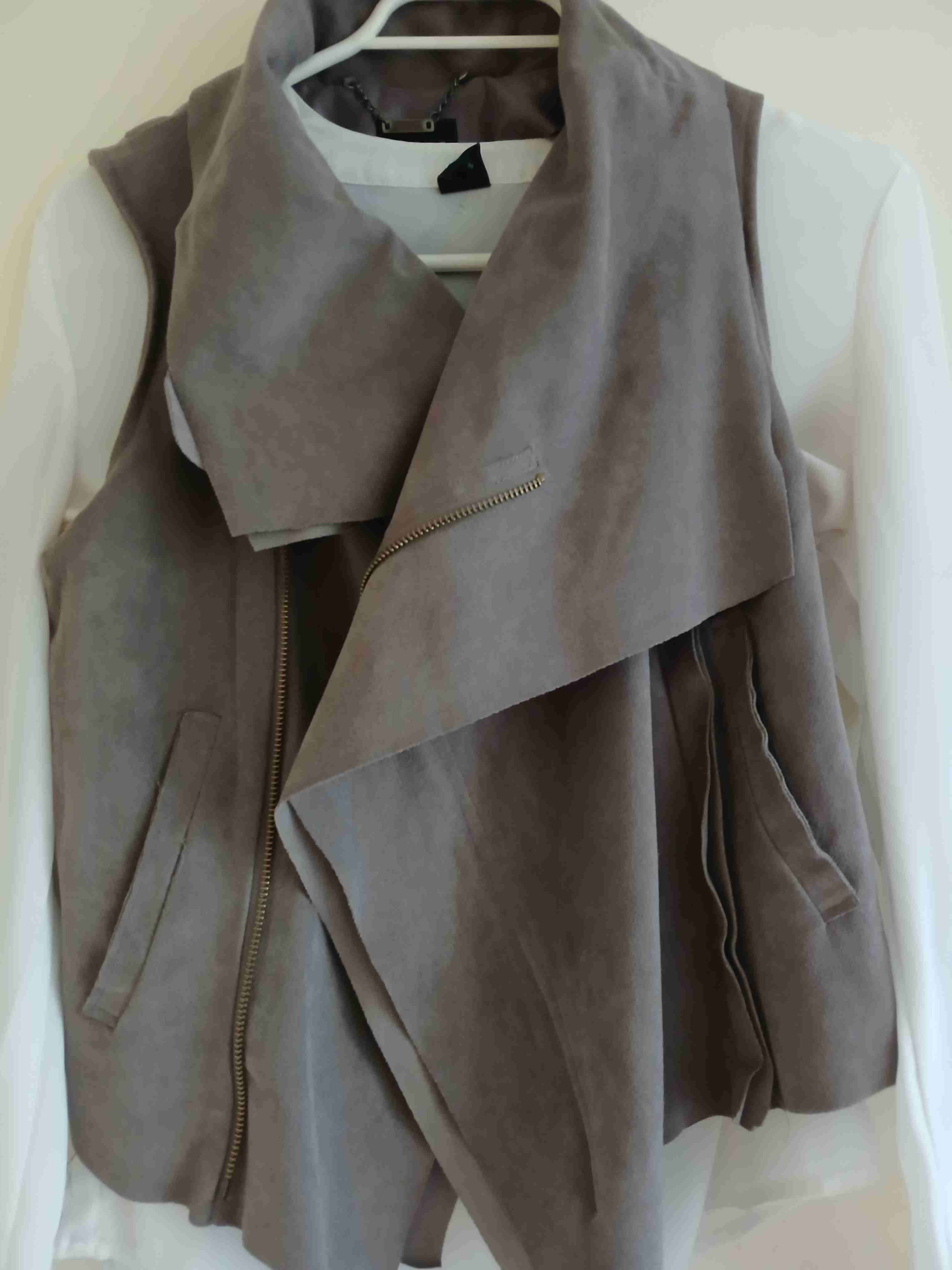 Chaleco gris sin mangas - miniatura 4