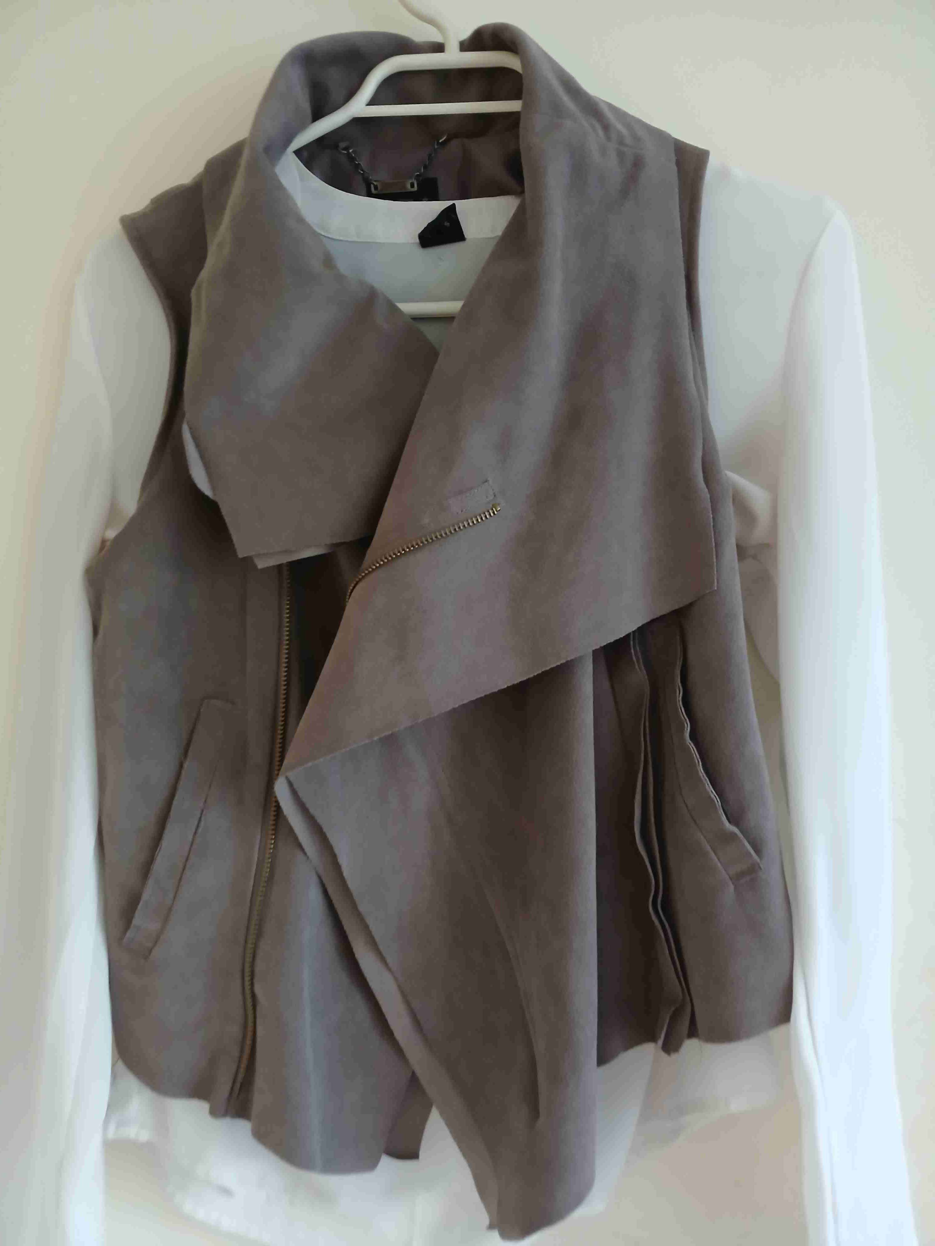 Chaleco gris sin mangas - miniatura 5