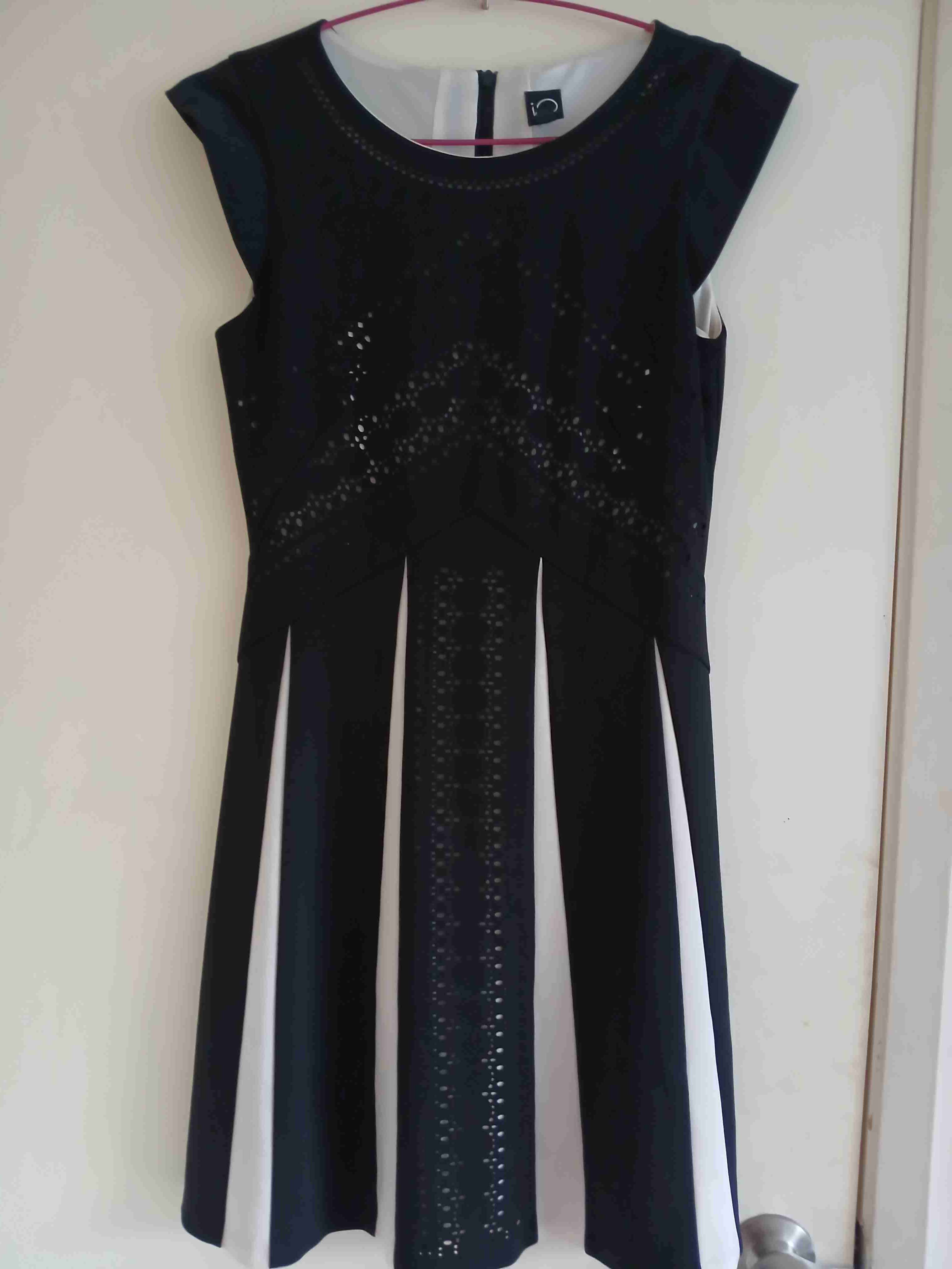 Vestido negro con detalles blancos - miniatura 2