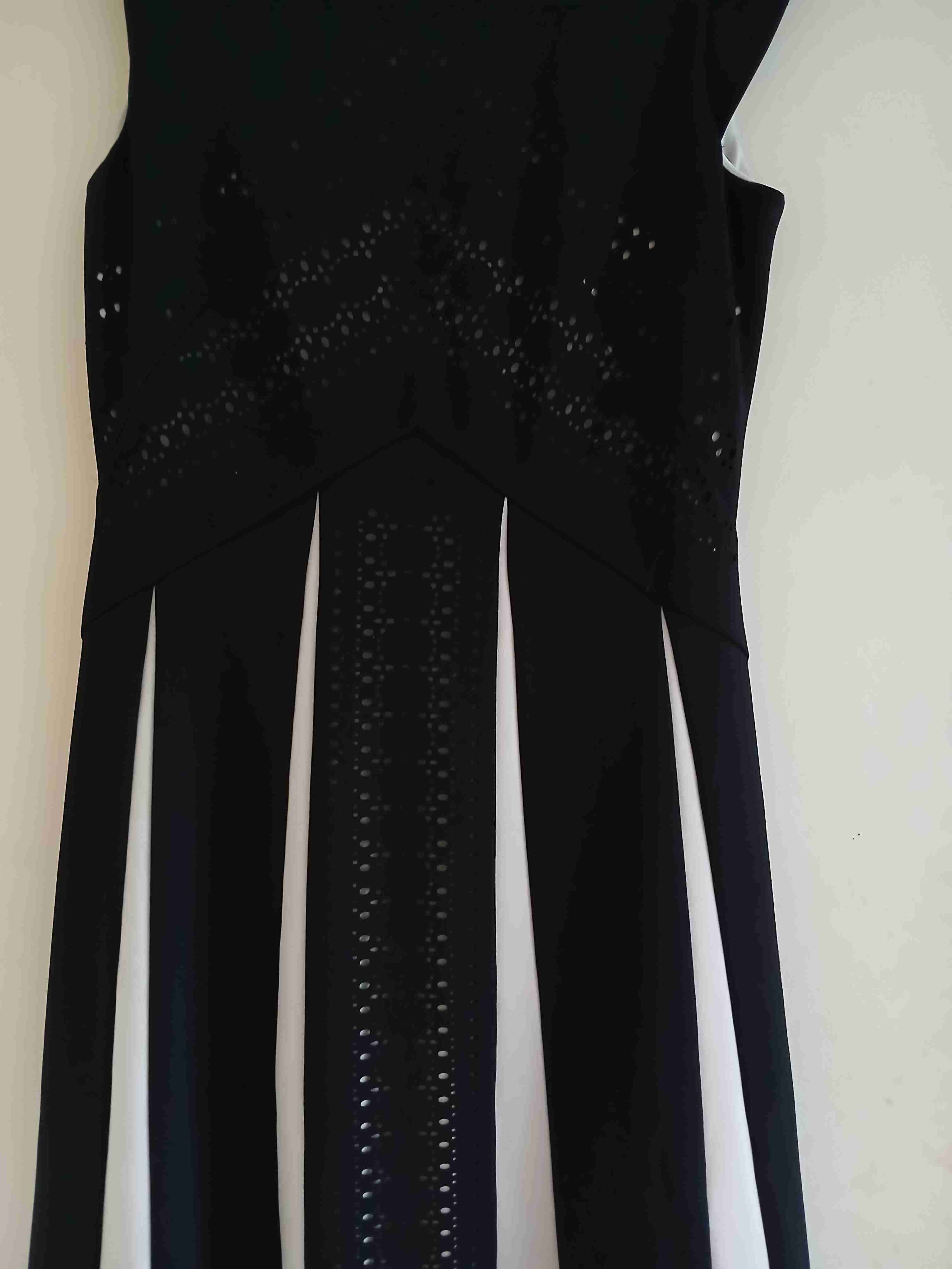 Vestido negro con detalles blancos - miniatura 6
