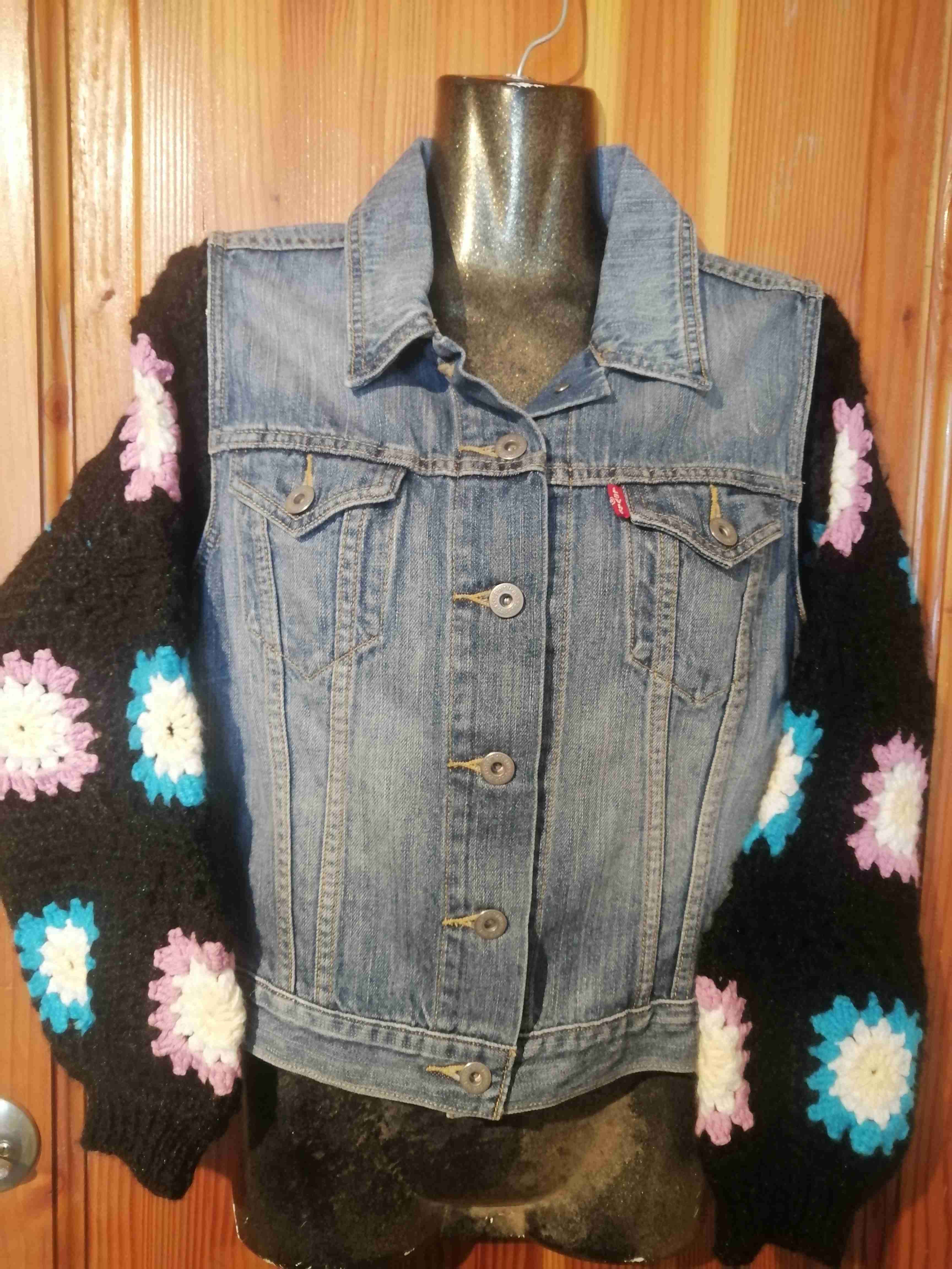 Chaqueta de mezclilla con mangas tejidas - miniatura 6