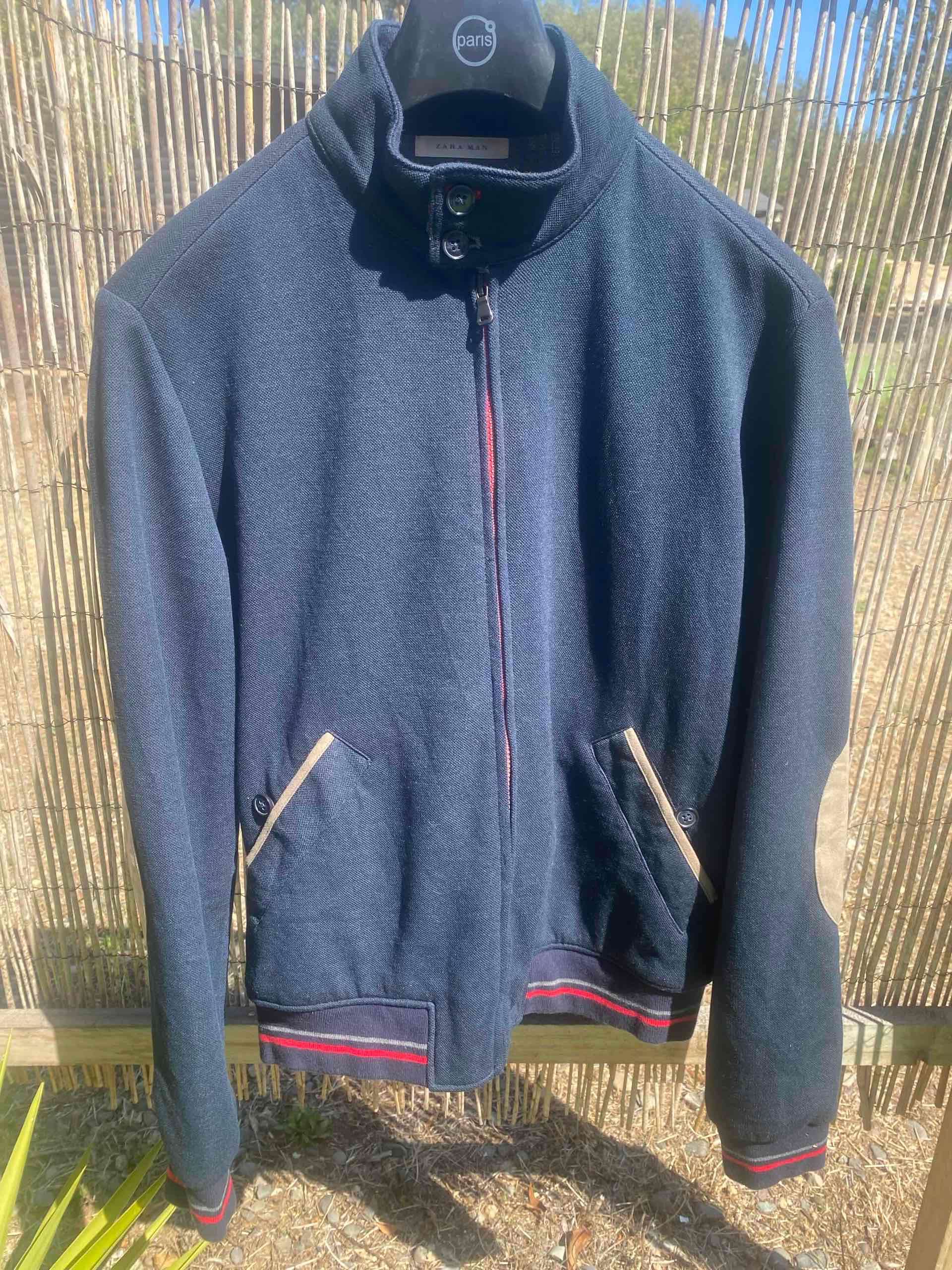 Chaqueta azul con cierre