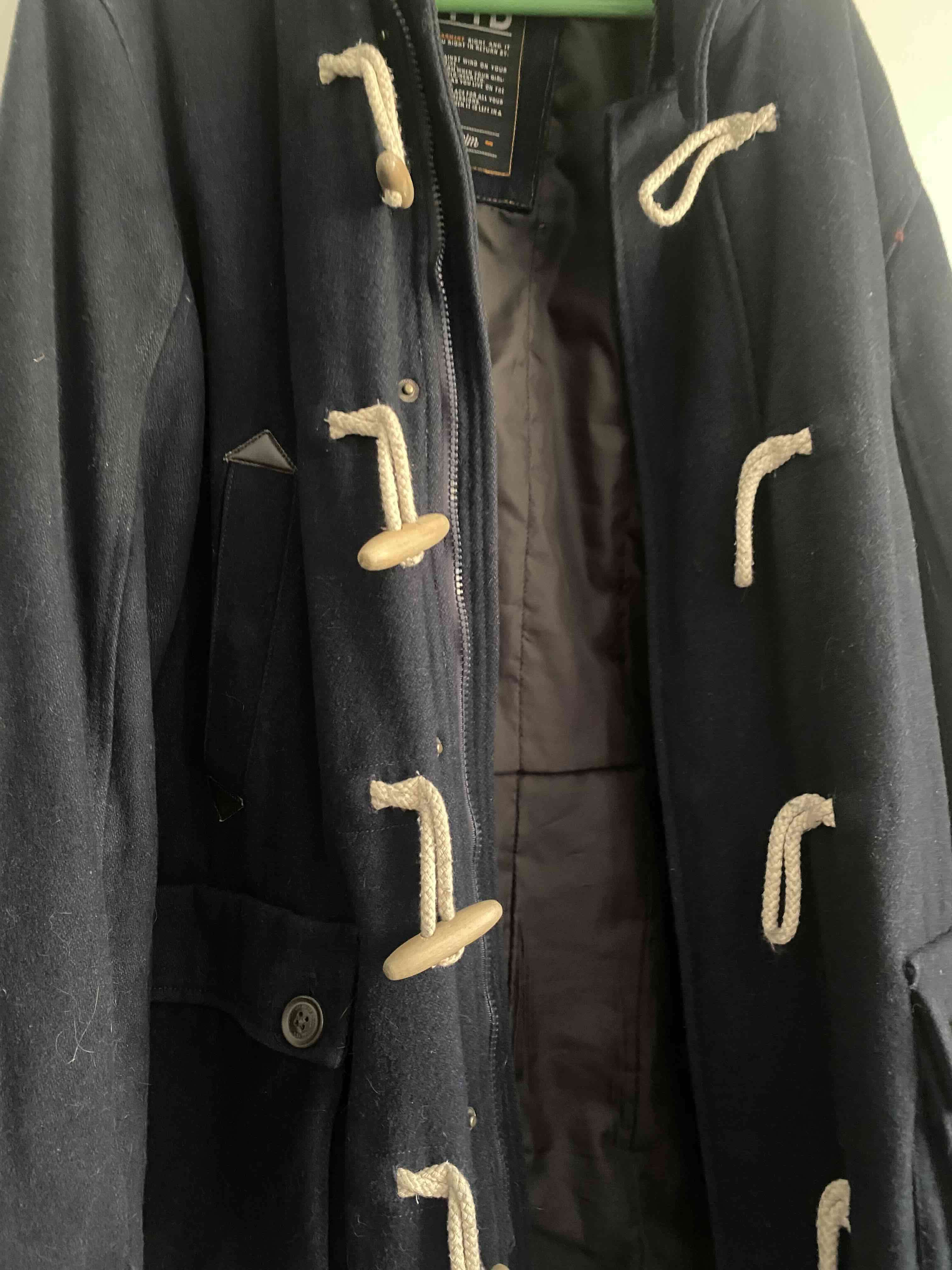 Abrigo azul con broches de madera - miniatura 1