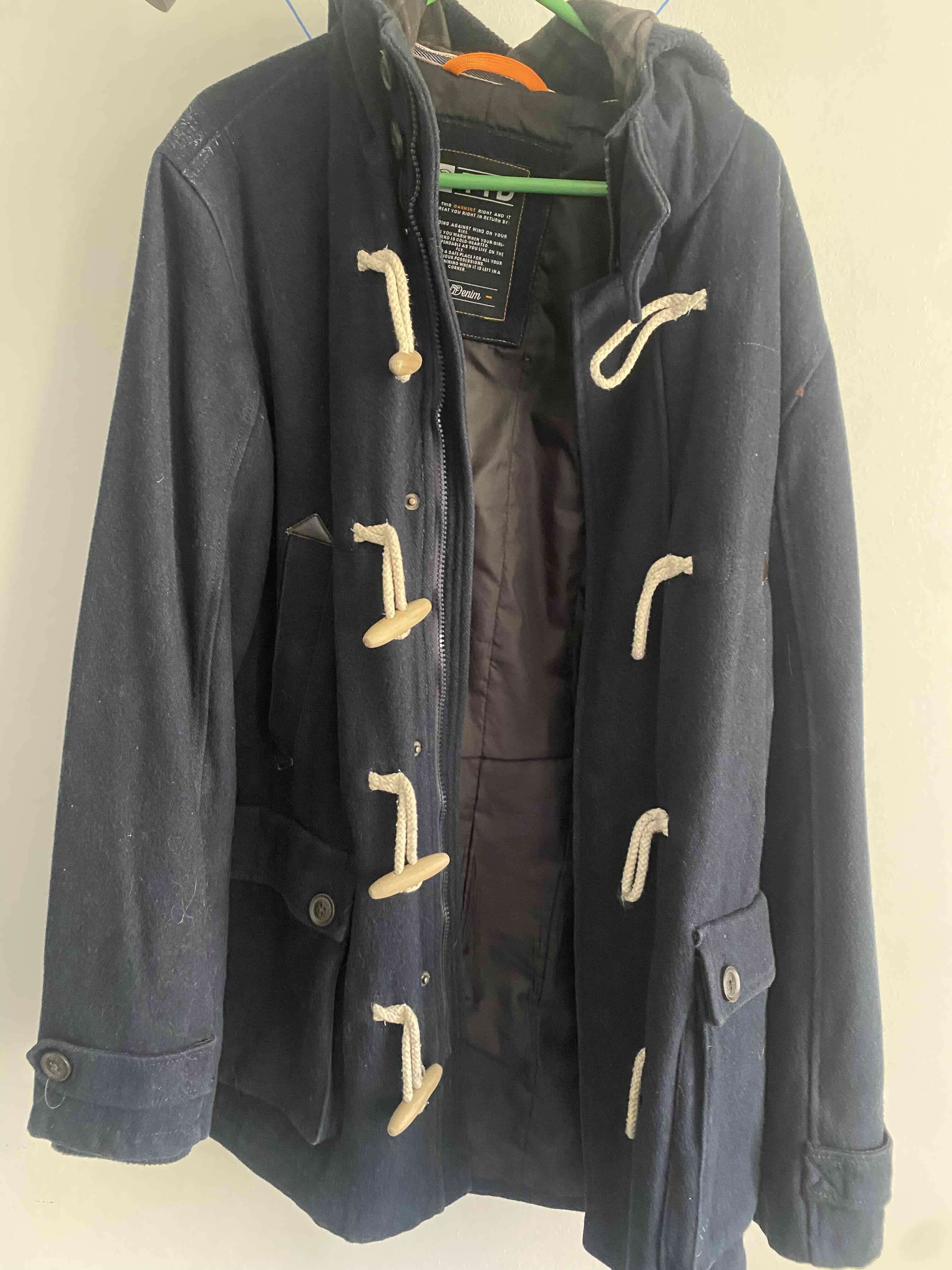 Abrigo azul con broches de madera - miniatura 3