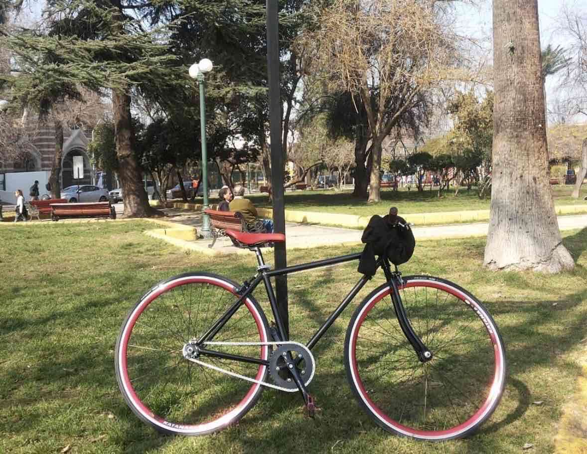 Bicicleta fixie negra y roja - miniatura 1