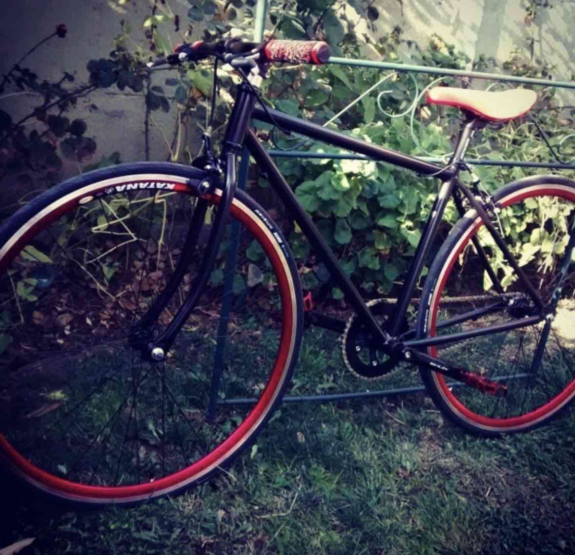 Bicicleta fixie negra y roja - miniatura 2