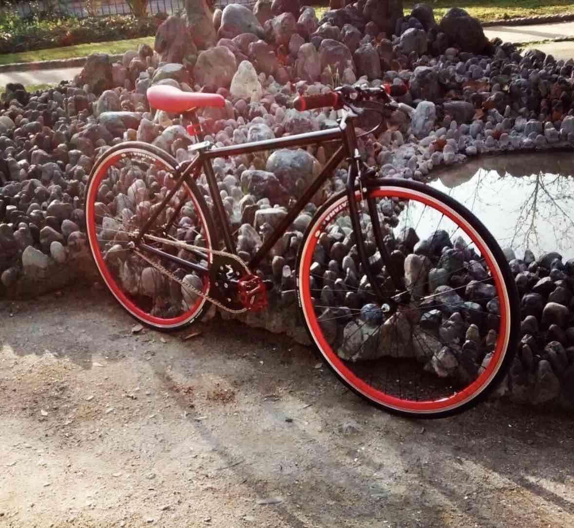 Bicicleta fixie negra y roja - miniatura 3